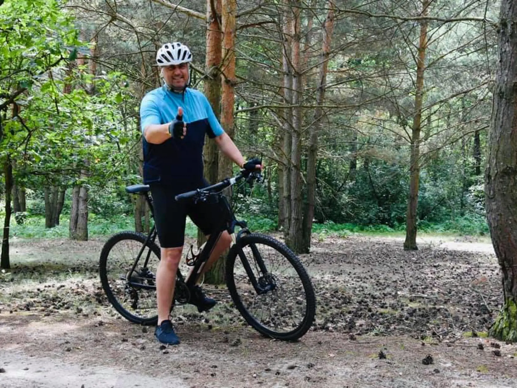 Predseda SNS Andrej Danko sa pri potulkách Slovenskom tiež posadil aj na bicykel. Na sociálnej sieti pridal k fotke aj komentár: „Keď človek športuje, rastie aj chuť pracovať. Zanedbal som toho veľa. Objavujem zase nové veci a život ma opäť učí vidieť veci inak. Pravda je ako slnko, vždy znova vychádza.“