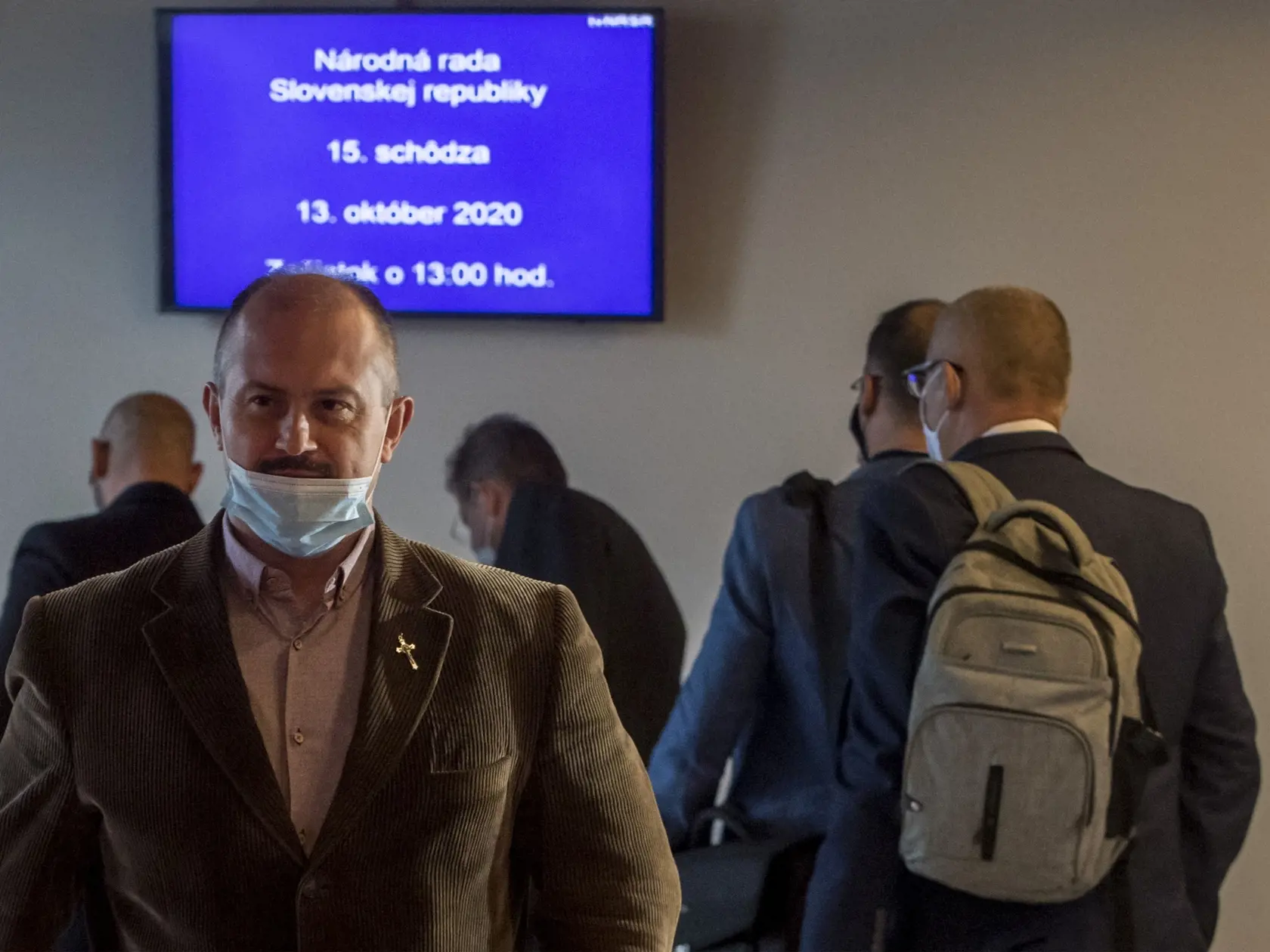 S RÚŠKOM POD NOSOM Kotleba pobehoval po parlamente deň po tom, čo sa na súde sťažoval na stúpajúcu teplotu. Bol už nakazený?