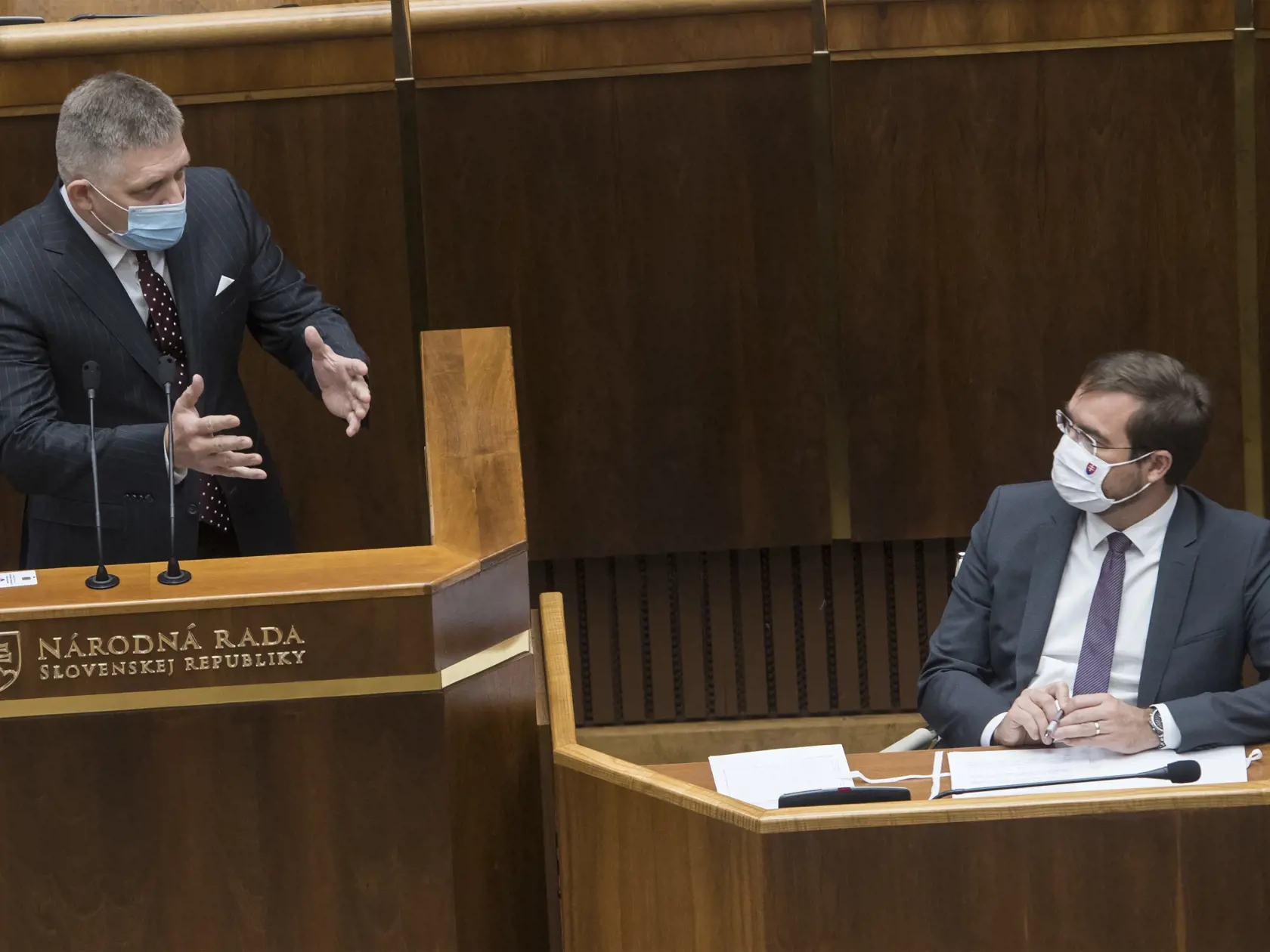 Na snímke vpravo minister zdravotníctva SR Marek Krajčí (OĽaNO) a vľavo poslanec NR SR Robert Fico (Smer-SD) počas mimoriadnej schôdze NR SR, na ktorej sa poslanci budú venovať vládnej novele zákona o ochrane, podpore a rozvoji verejného zdravia, 13. októbra 2020 v Bratislave. FOTO TASR - Martin Baumann