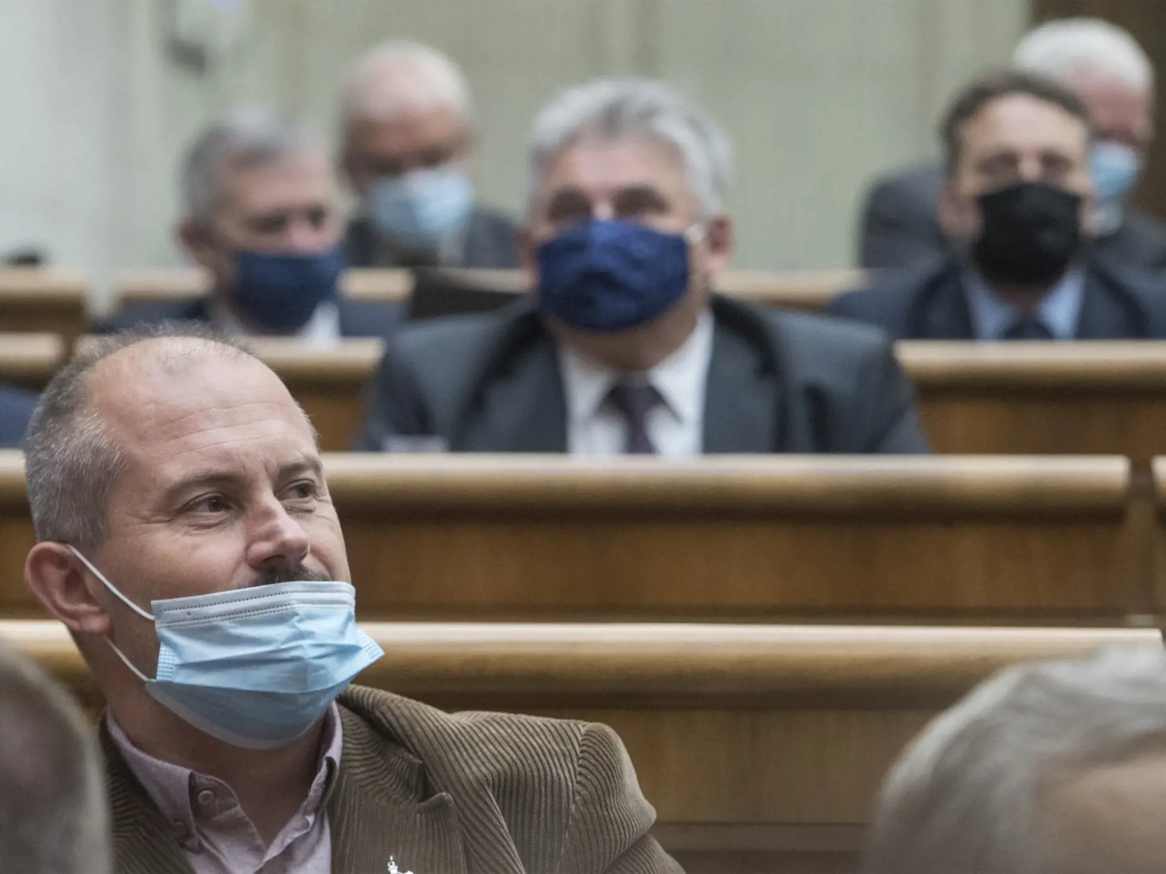 S RÚŠKOM POD NOSOM Kotleba pobehoval po parlamente deň po tom, čo sa na súde sťažoval na stúpajúcu teplotu. Bol už nakazený?