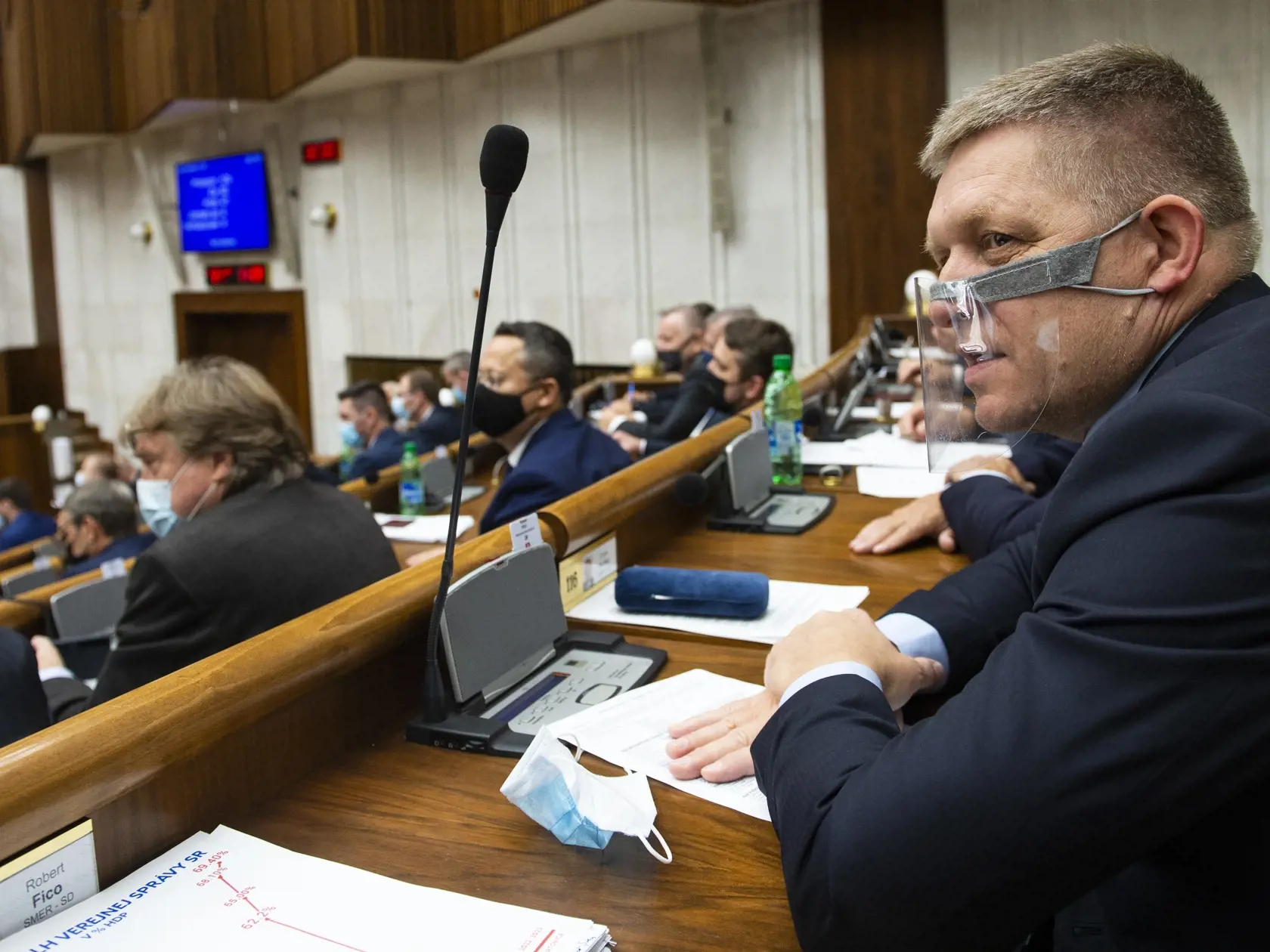 Na snímke poslanec NR SR Robert Fico (Smer-SD)  počas 16. schôdze parlamentu v Bratislave v stredu 21. októbra 2020. FOTO TASR - Jakub Kotian 