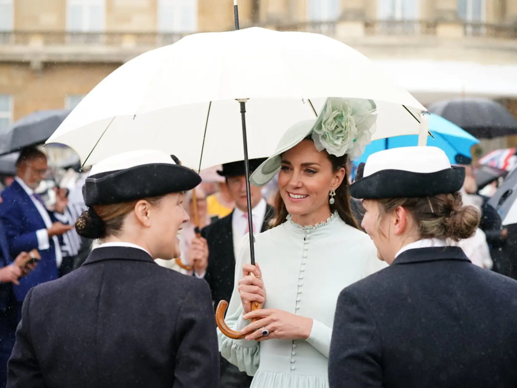 Kate a William boli hostiteľmi záhradnej slávnosti. Kate žiarila v úžasných šatách v mätovej farbe.