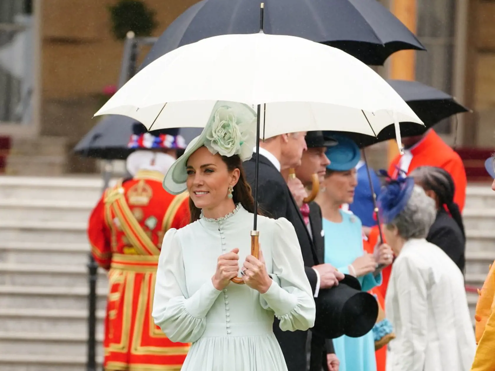 Kate a William boli hostiteľmi záhradnej slávnosti. Kate žiarila v úžasných šatách v mätovej farbe.