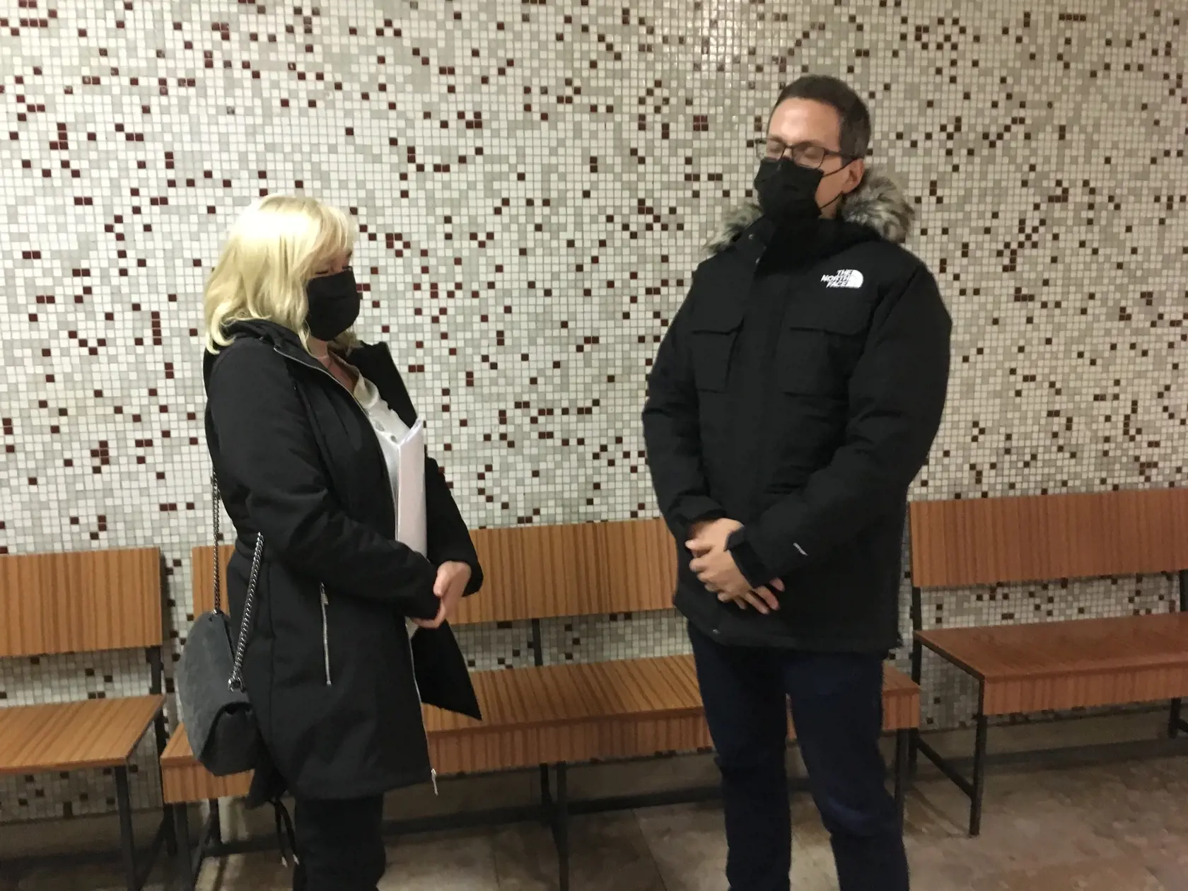 Matka so synom čakajú na pojednávanie.