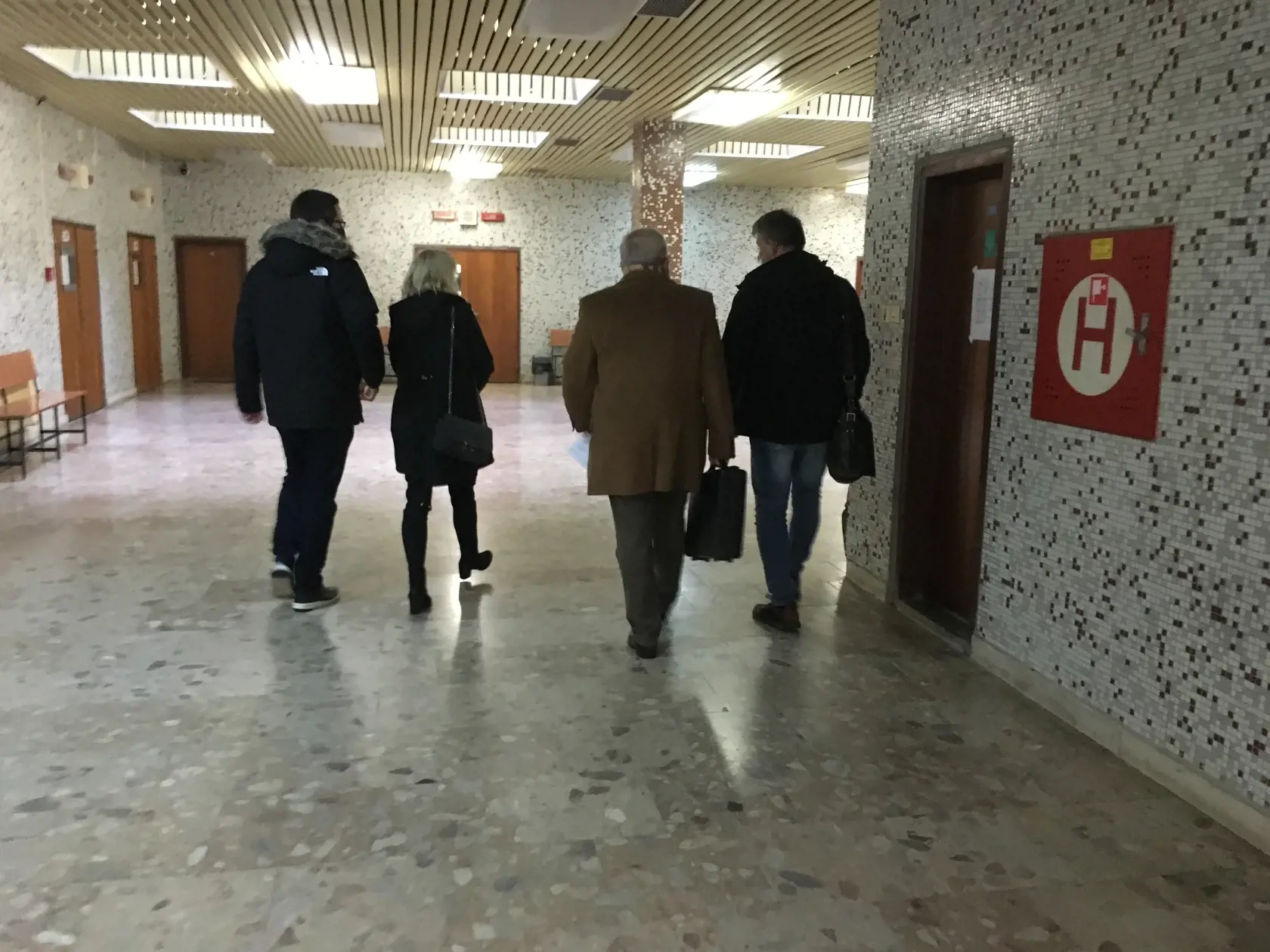 Paškovci odchádzajú so svojim právnym zástupcom.