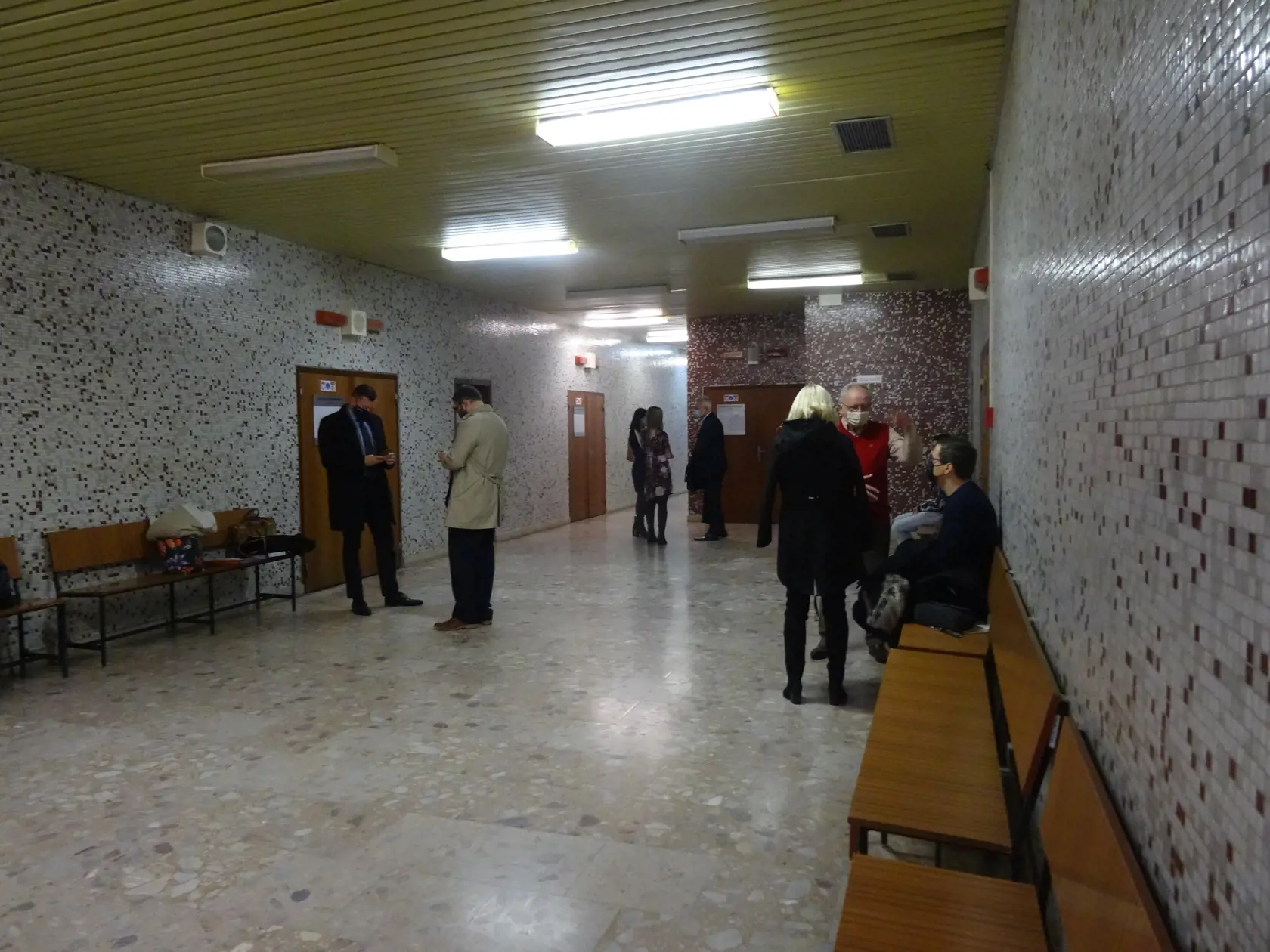Paškovci vpravo, vľavo novinár s obhajcom. S výnimkou kladenia otázok spolu neprehovorili.