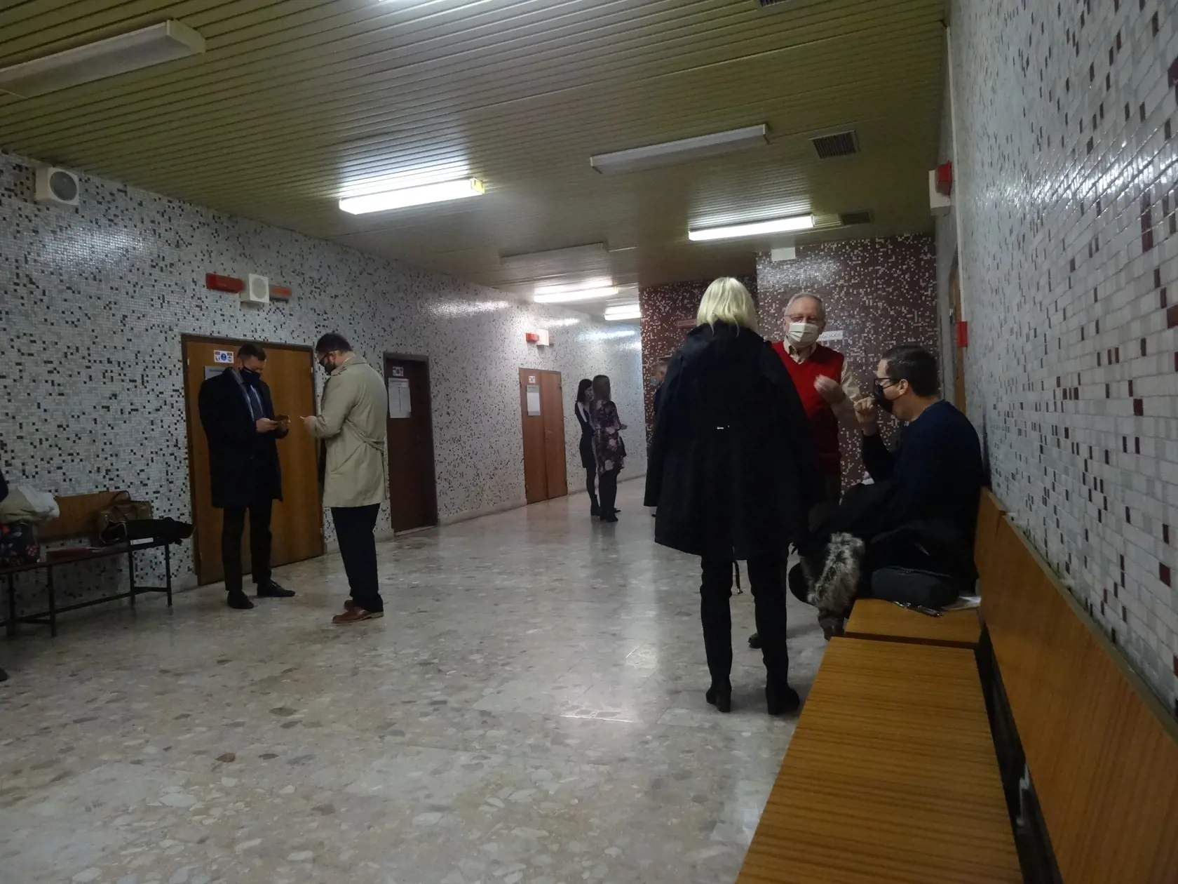 Paškovci vpravo, vľavo novinár s obhajcom. S výnimkou kladenia otázok spolu neprehovorili.