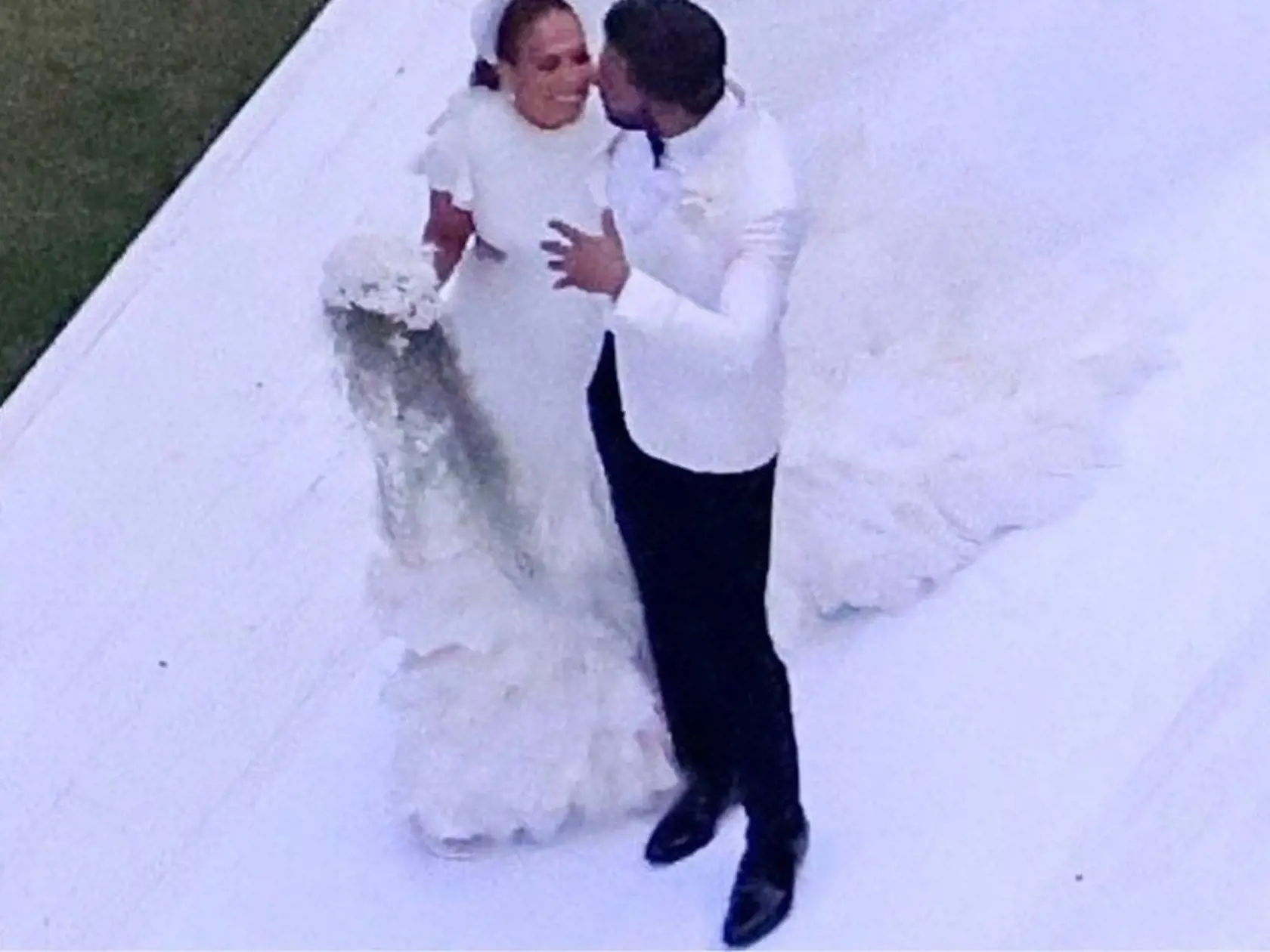 Speváčka Jennifer Lopez na oslavu nového roka zverejnila doteraz nevidené fotografie zo svojej svadby. Krásna latino hviezda mala na sebe šaty z dielne módneho návrhára Ralpha Laurena a ženích bol odetí v elegantnom bielom smokingu.
