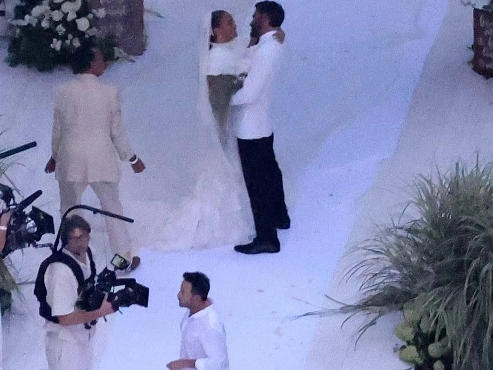 Speváčka Jennifer Lopez na oslavu nového roka zverejnila doteraz nevidené fotografie zo svojej svadby. Krásna latino hviezda mala na sebe šaty z dielne módneho návrhára Ralpha Laurena a ženích bol odetí v elegantnom bielom smokingu.