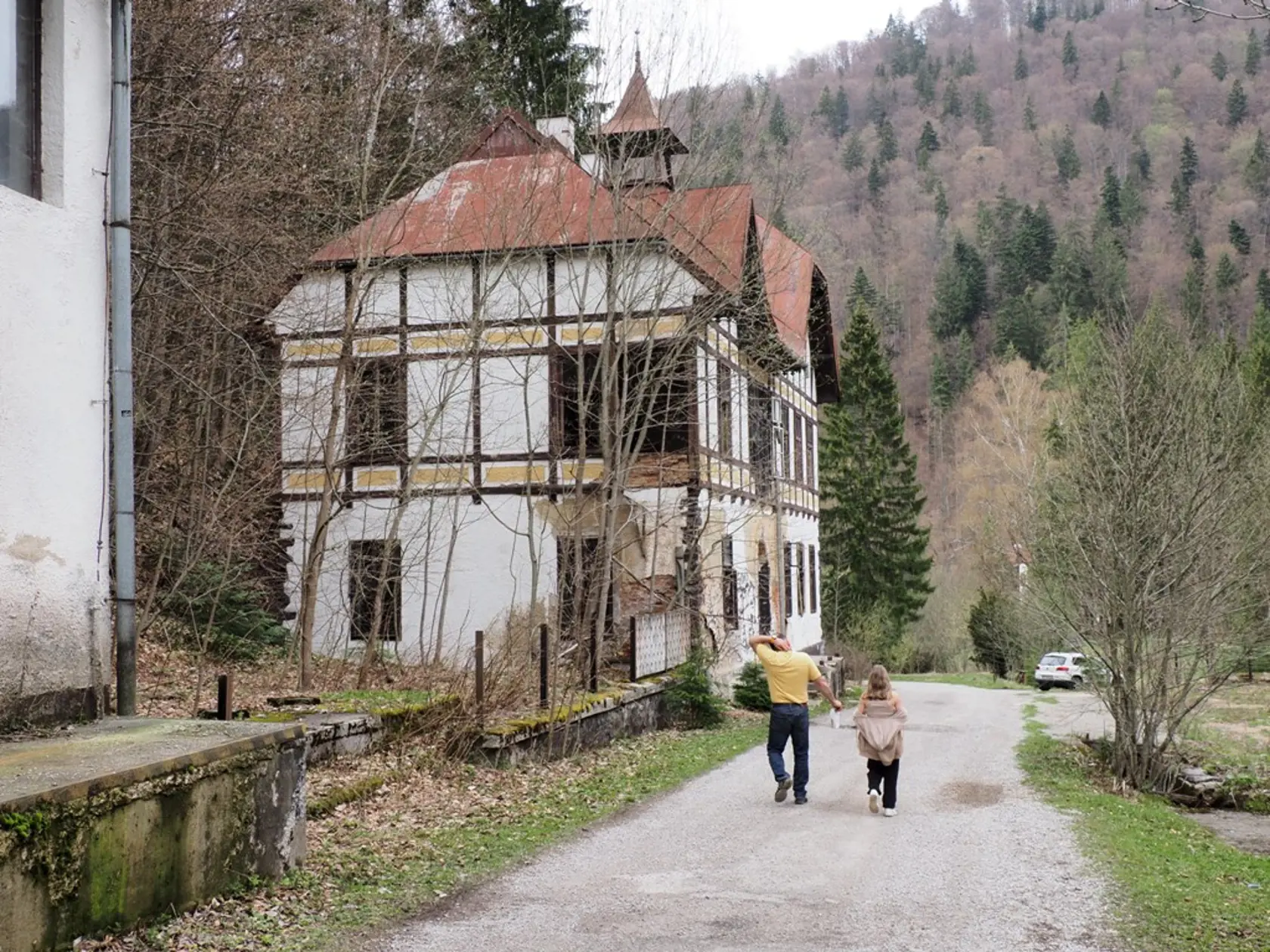 Za bývalého režimu tu stál tenisový kurt s antukou. Hostí lákalo kino, fungovala chýrna knižnica, bývali tu tanečné večery i estrády, v ktorých vystupovali najpopulárnejší herci a speváci z Československa.