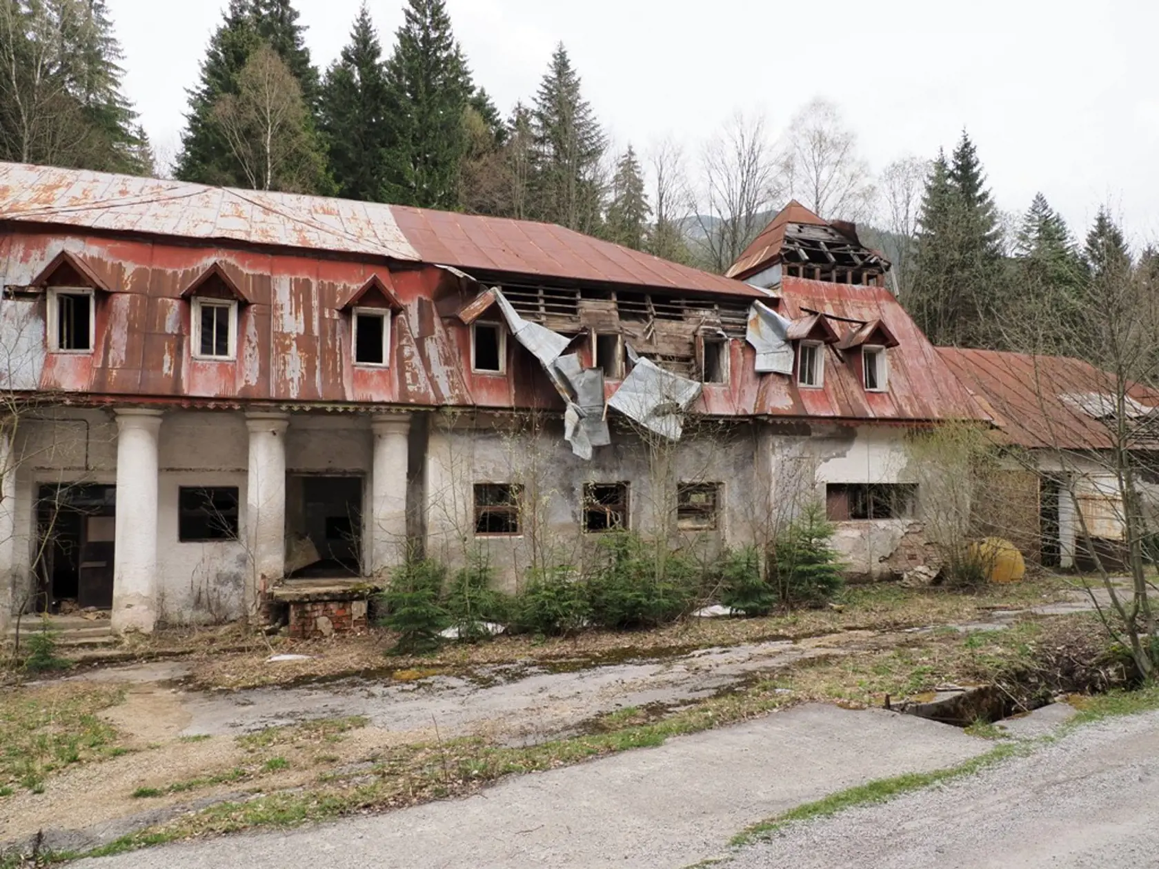 Ako spomínajú niektorí pamätníci, obľúbené boli prechádzky okolo ôsmich prameňov, z ktorých tiekla voda vhodná na pitné kúry, alebo kúpele.