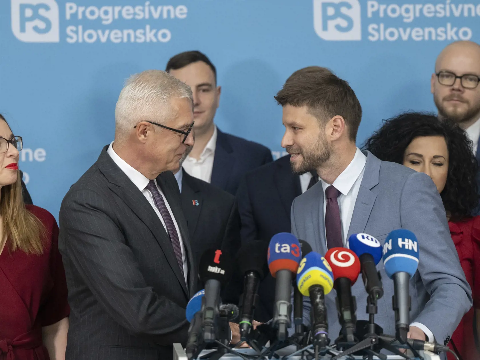Na snímke zľava bývalý minister zahraničných vecí a neúspešný prezidentský kandidát Ivan Korčok a líder Progresívneho Slovenska (PS) Michal Šimečka počas tlačovej konferencie v Bratislave 11. novembra 2024. Do opozičného hnutia PS vstupuje exminister zahraničných vecí a neúspešný prezidentský kandidát Ivan Korčok. FOTO TASR - Martin Baumann