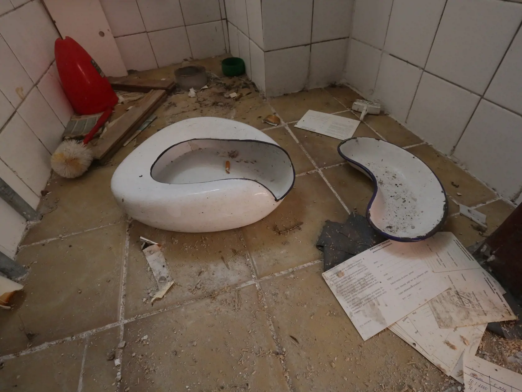 Kúpele postupne pohlcuje príroda, ničí čas aj vandali. V izbách, kde oddychovali pacienti, ležia kopy skla z roztrieskaných okien a steny už pomaľovali sprejeri.