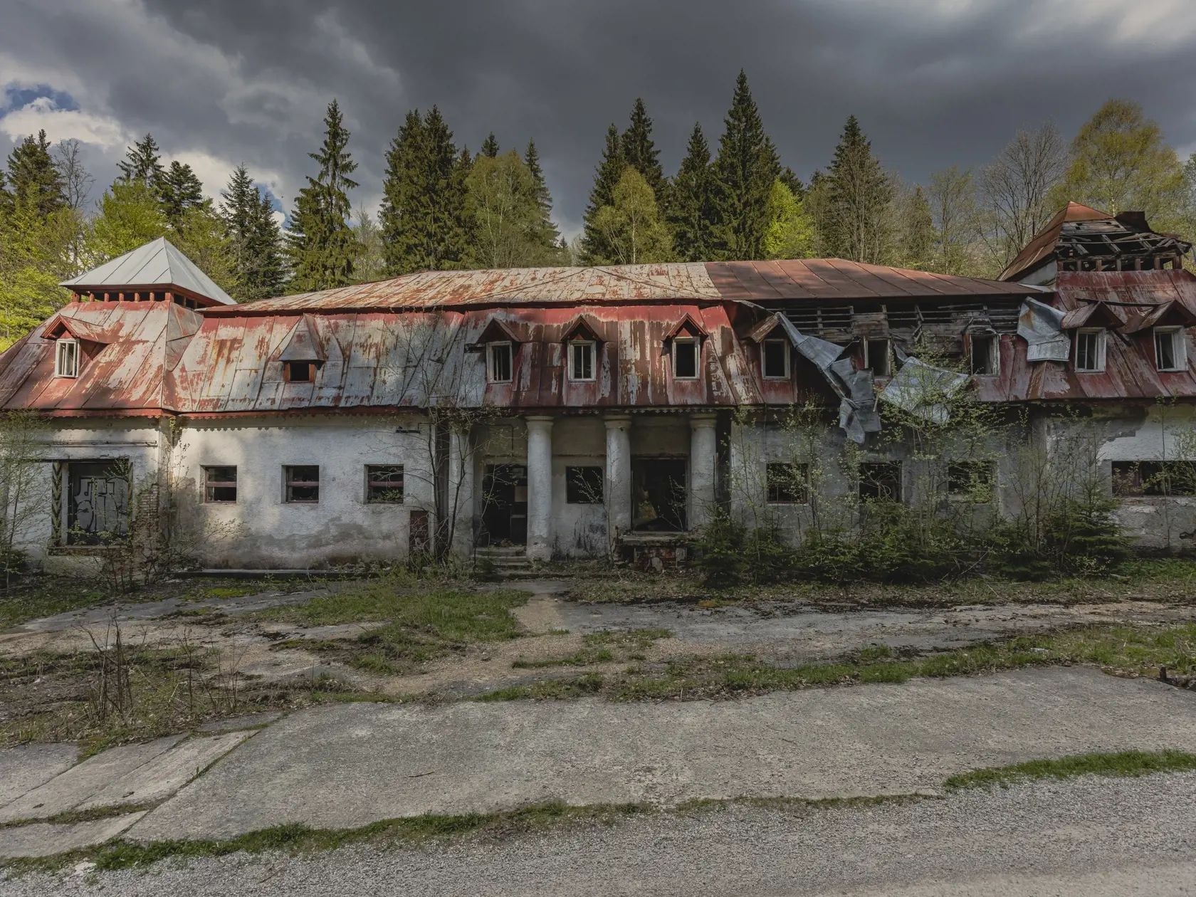 Kúpele postupne pohlcuje príroda, ničí čas aj vandali. V izbách, kde oddychovali pacienti, ležia kopy skla z roztrieskaných okien a steny už pomaľovali sprejeri.
