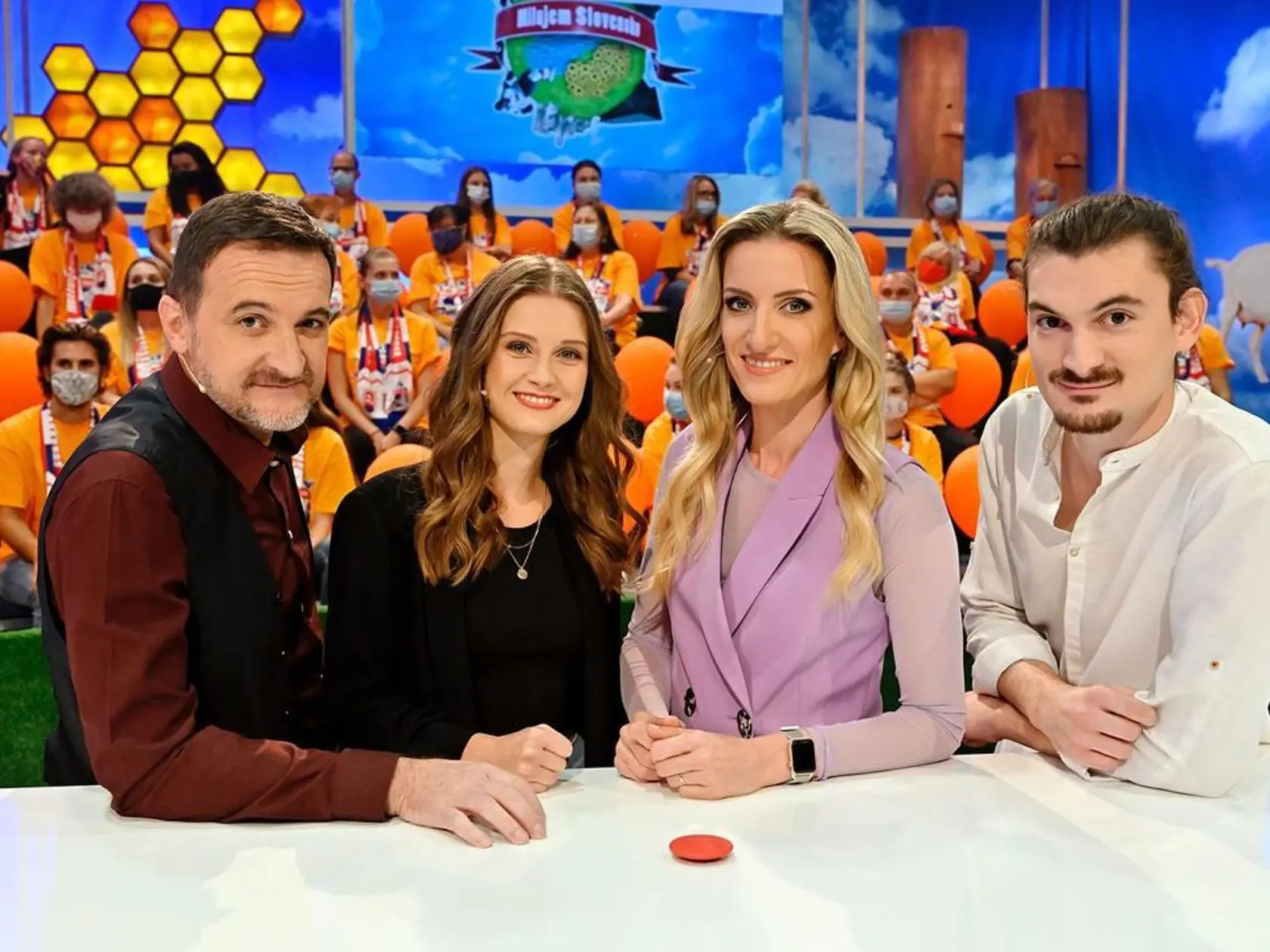 Viktória Valúchová a Samuel Spišák (vpravo) počas nakrúcania Milujem Slovensko.