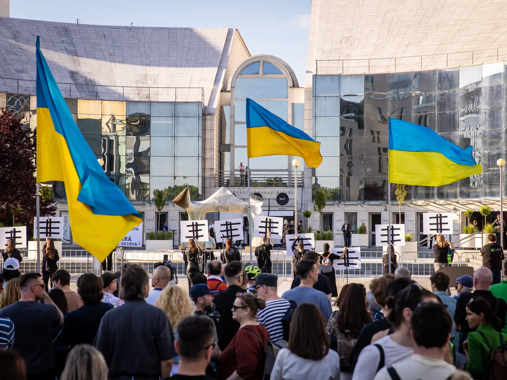 Na snímke protest pred novou budovou Slovenského národného divadla, počas vystúpenia ruskej opernej speváčky Anny Netrebko.