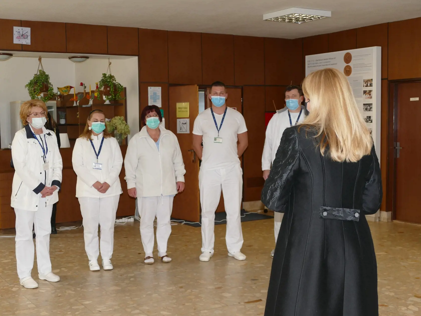 Prezidentka SR Zuzana Čaputová (chrbtom) počas navštevy Univerzitnej nemocnice v Martine 19. októbra 2020.