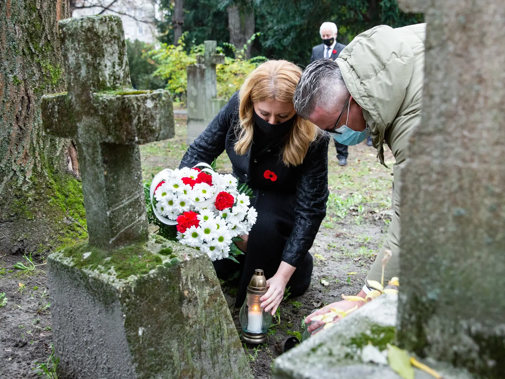 Prezidentka Slovenskej republiky Zuzana Čaputová položila veniec a zapálila sviečku na hrobe svojho pradeda na Ondrejskom cintoríne v Bratislave. Sprevádzal ju otec a brat.