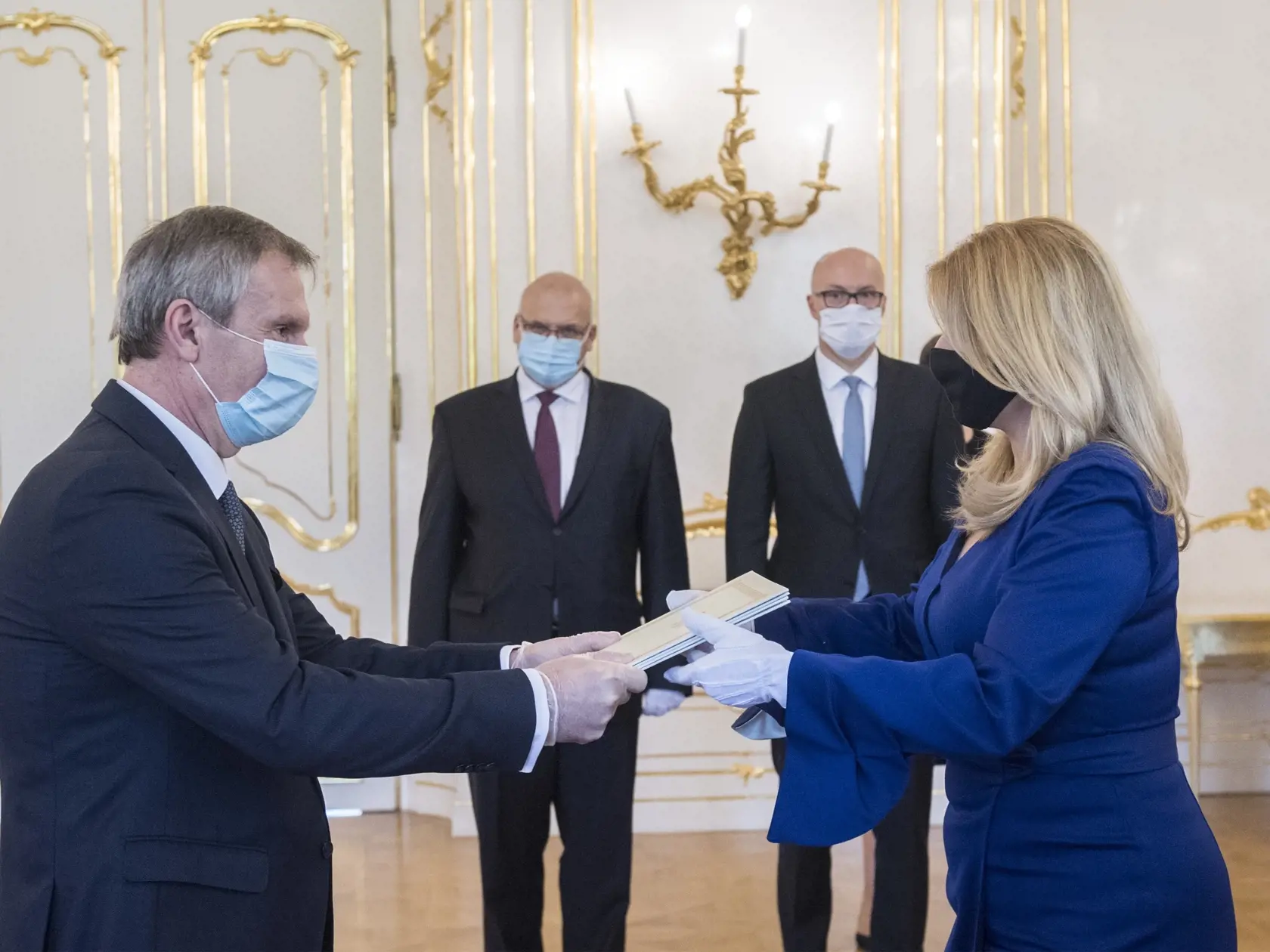 Prezidentka Zuzana Čaputová prijala nových veľvyslancov Japonska, Gruzínska a Nemeckej spolkovej republiky, ktorí jej počas ceremoniálu odovzdali svoje poverovacie listiny. Na snímke veľvyslanec Gruzínska na Slovensku Revaz Bešidze (vľavo), ktorý odovzdal prezidentke SR Zuzane Čaputovej (vpravo) svoje poverovacie listiny počas prijatia v prezidentskom paláci v Bratislave vo štvrtok 20. augusta 2020.