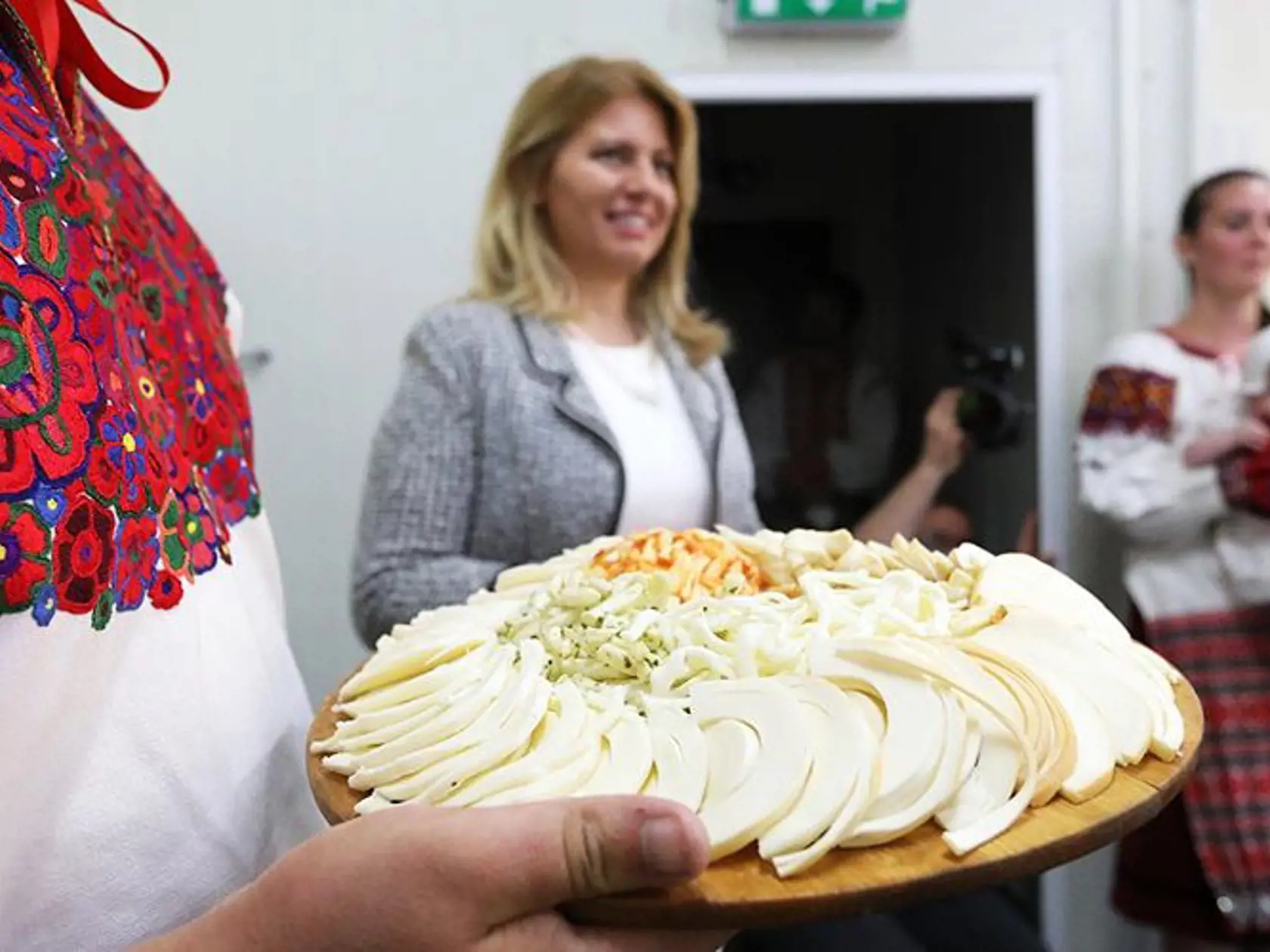 Prezidentka Zuzana Čaputová je všade vítaná. Tentokrát na ňu čakali dokonca v krojoch.