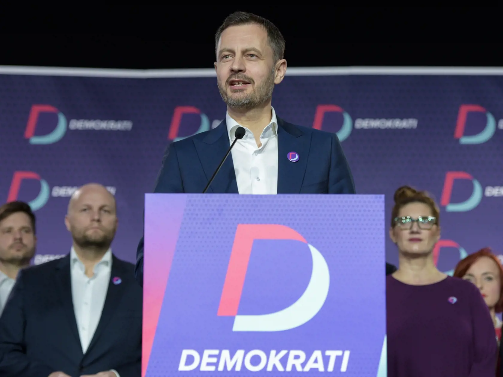 Na snímke uprostred dočasne poverený predseda vlády SR Eduard Heger počas tlačovej konferencie s partnermi k predstaveniu novej politickej strany Demokrati 7. marca 2023 v Bratislave.