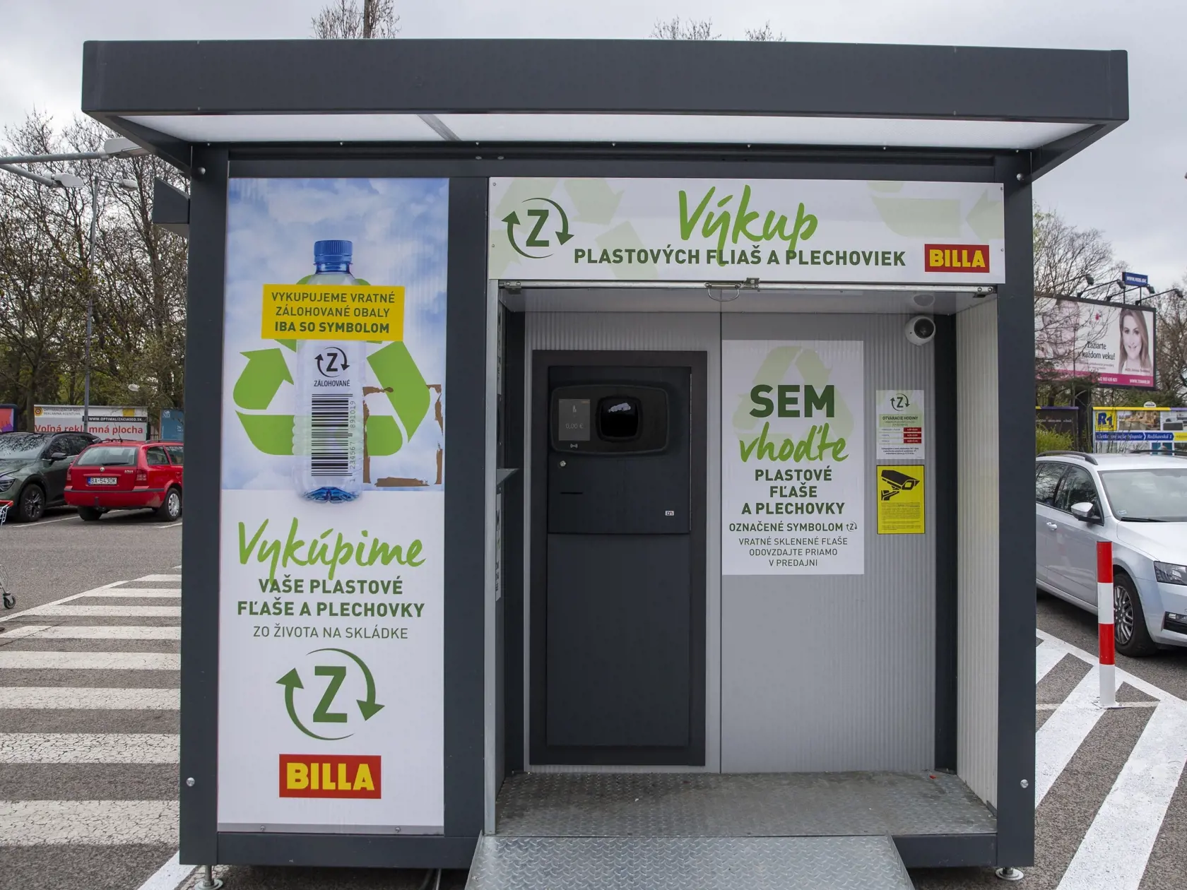 Na snímke je zálohomat na vratné PET flaše a plechovky. 