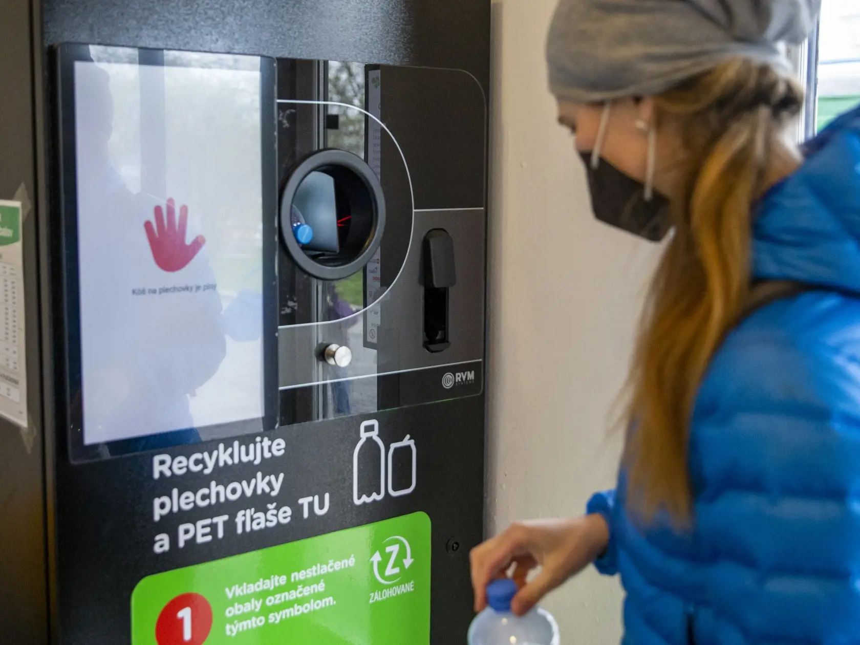 Na snímke je zálohomat na vratné PET flaše a plechovky. 