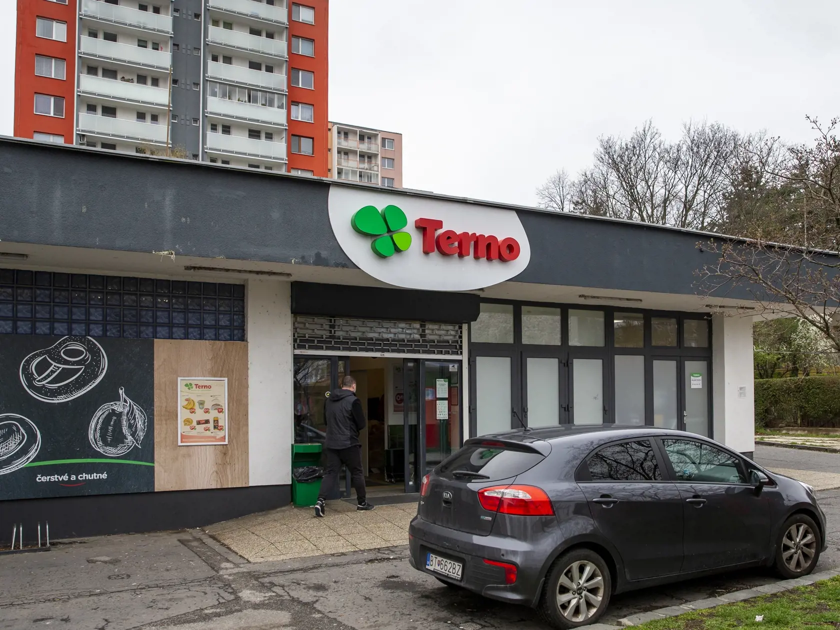 Na snímke je obchod kde je zálohomat na vratné PET flaše a plechovky umiestnený. 