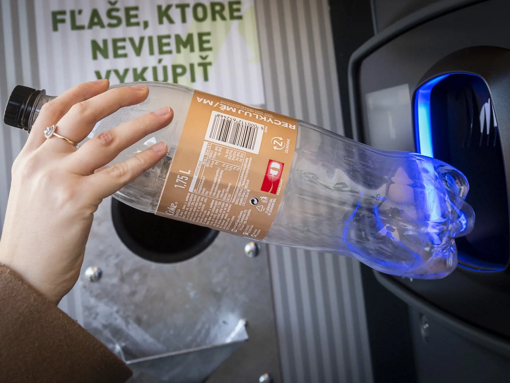 Na snímke zálohovaná plastová fľaša sa vkladá do automatu počas tlačovej konferencie pri príležitosti oficiálneho spustenia zálohového systému na Slovensku v Bratislave 3. januára 2022. FOTO TASR - Jaroslav Novák