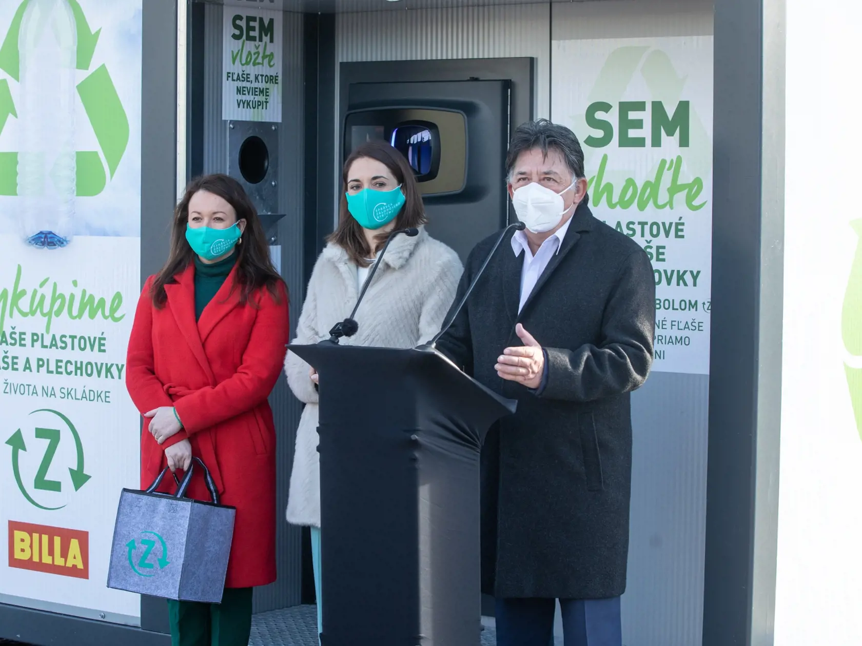 Na snímke je tlačová konferencia ktorá spustila zálohovanie PET fliaš a hlinikových plechoviek. Minister životného prostredia Ján Budaj verí, že do piatich rokov zrecyklujeme 90% týchto odpadov.