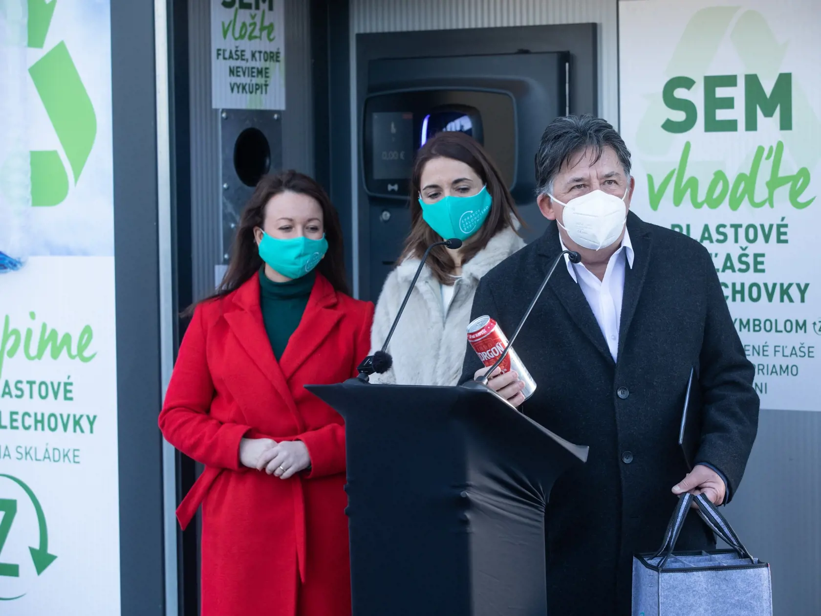 Na snímke je tlačová konferencia ktorá spustila zálohovanie PET fliaš a hlinikových plechoviek. Minister životného prostredia Ján Budaj verí, že do piatich rokov zrecyklujeme 90% týchto odpadov.
