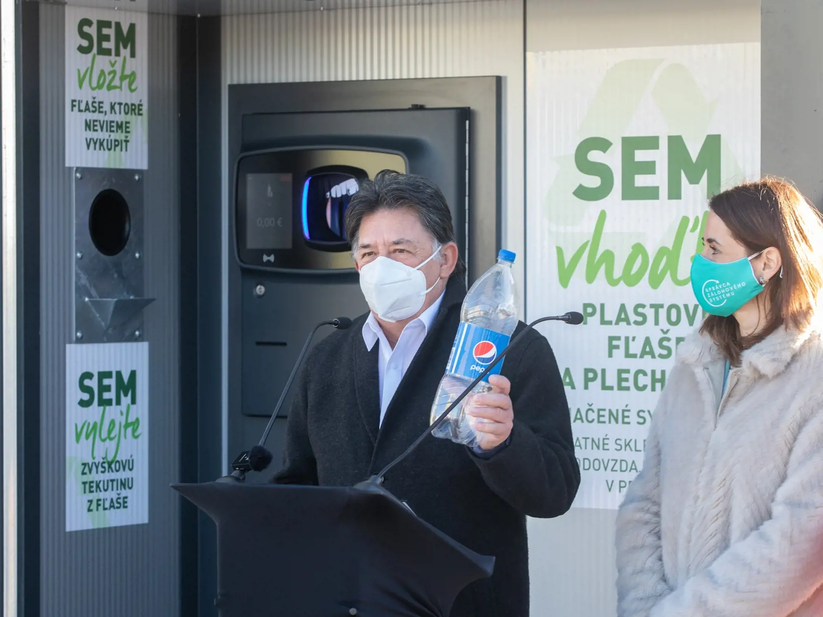 Na snímke je tlačová konferencia ktorá spustila zálohovanie PET fliaš a hlinikových plechoviek. Minister životného prostredia Ján Budaj verí, že do piatich rokov zrecyklujeme 90% týchto odpadov.
