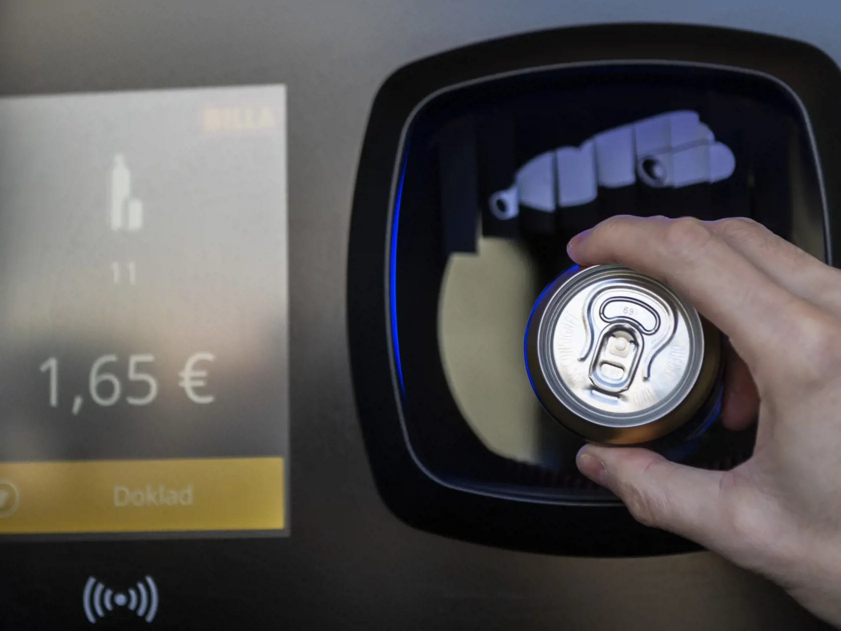 Na snímke zálohovaná plechovka  sa vkladá do automatu počas tlačovej konferencie pri príležitosti oficiálneho spustenia zálohového systému na Slovensku v Bratislave 3. januára 2022. FOTO TASR - Jaroslav Novák