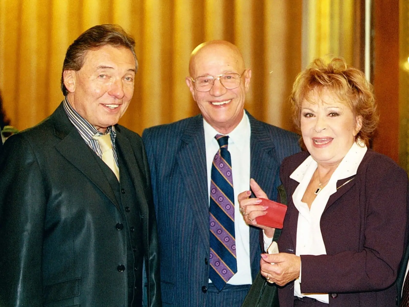 Český spevák Karel Hála sa vraj medzi kolegami prejavoval úplne inak ako v súkromí. Na zábere s ním Karel Gott a Jiřina Bohdalová.