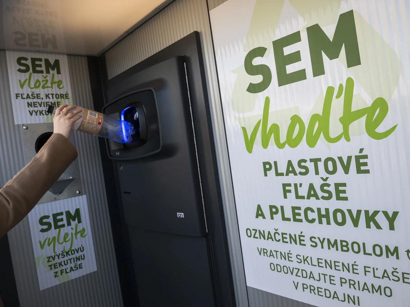 Na snímke zálohovaná plastová fľaša sa vkladá do automatu počas tlačovej konferencie pri príležitosti oficiálneho spustenia zálohového systému na Slovensku v Bratislave 3. januára 2022. FOTO TASR - Jaroslav Novák