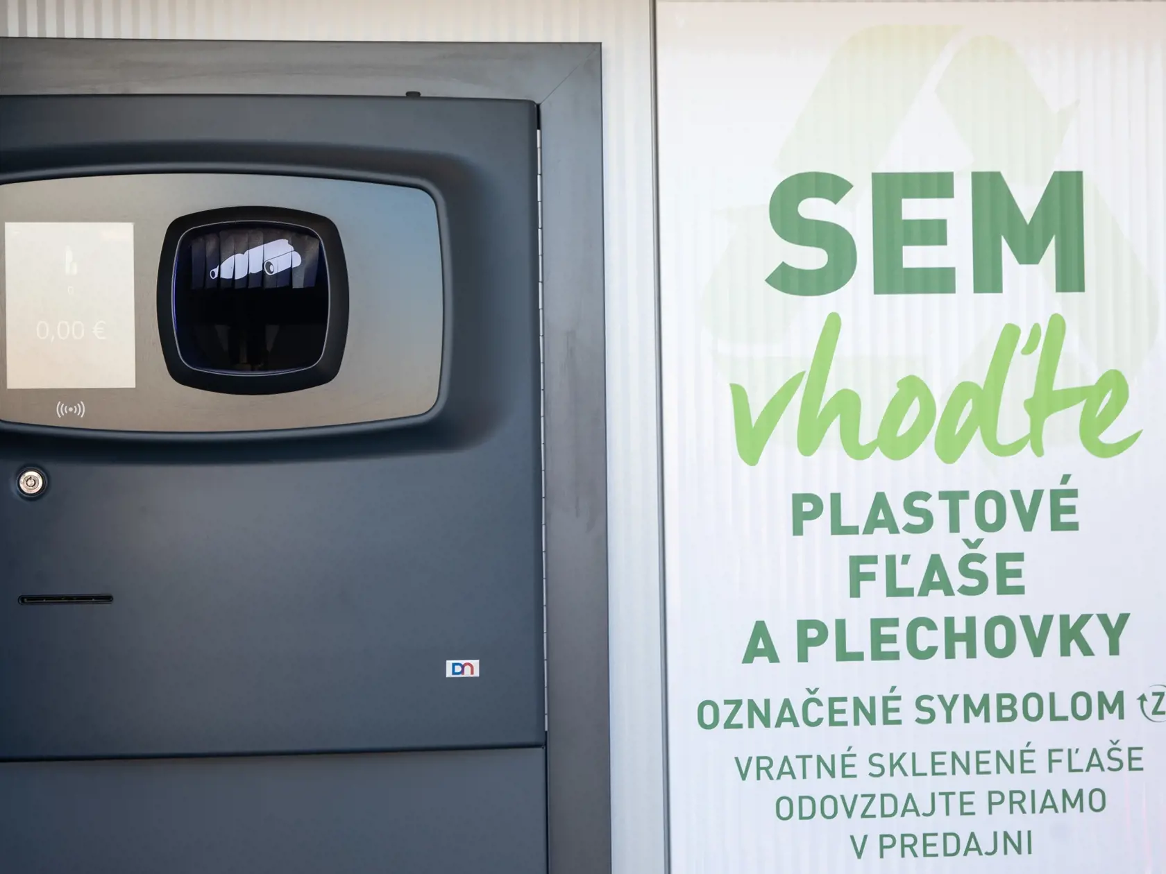 Na snímke je tlačová konferencia ktorá spustila zálohovanie PET fliaš a hlinikových plechoviek. Minister životného prostredia Ján Budaj verí, že do piatich rokov zrecyklujeme 90% týchto odpadov.