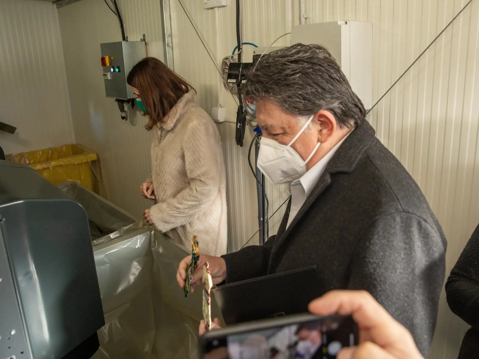 Na snímke je tlačová konferencia ktorá spustila zálohovanie PET fliaš a hlinikových plechoviek. Minister životného prostredia Ján Budaj verí, že do piatich rokov zrecyklujeme 90% týchto odpadov.