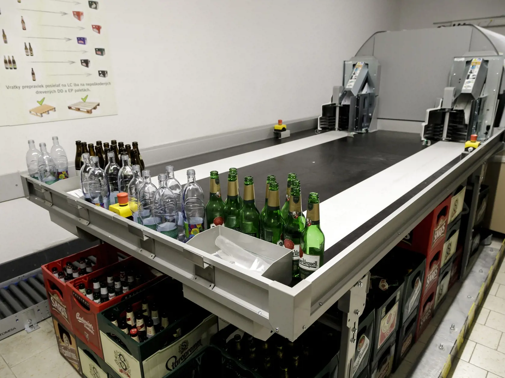 Na snímke zariadenie na výkup plastových fľiaš a plechoviek počas brífingu o zálohovaní PET fliaš a plechoviek v predajniach Lidl v Bratislave 16. decembra 2021. FOTO TASR - Dano Veselský