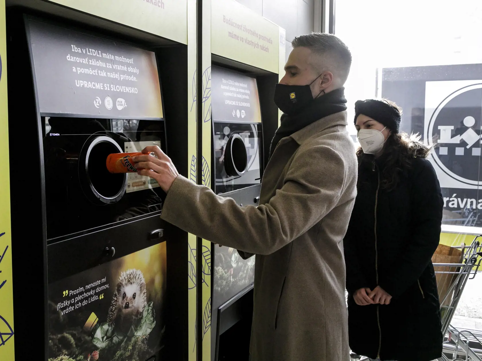 Na snímke vedúci úseku komunikácie Lidl Slovenská republika Tomáš Bezák a Veronika Repiská z o.z. Upracme Slovensko počas brífingu o zálohovaní PET fliaš a plechoviek v predajniach Lidl v Bratislave 16. decembra 2021. FOTO TASR - Dano Veselský