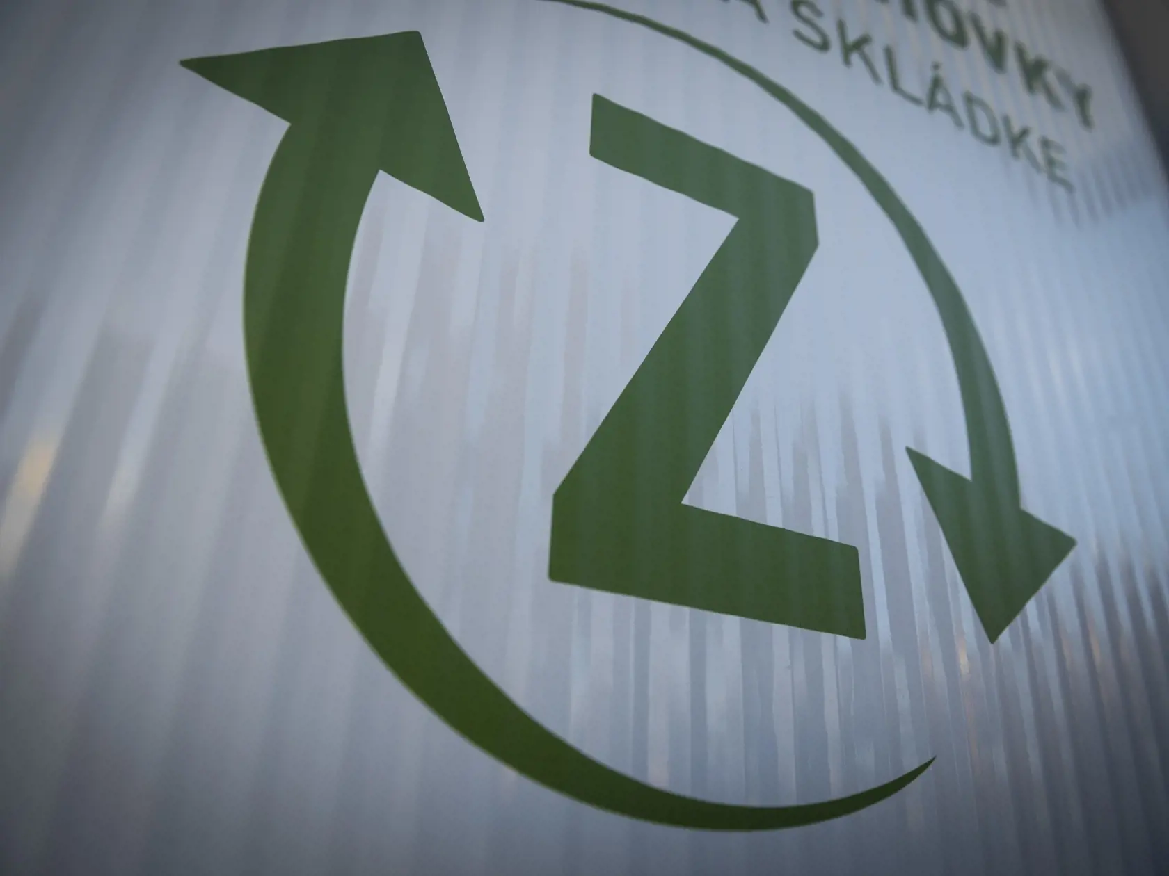 Na snímke znak recyklácie počas tlačovej konferencie pri príležitosti oficiálneho spustenia zálohového systému na Slovensku v Bratislave 3. januára 2022. FOTO TASR - Jaroslav Novák