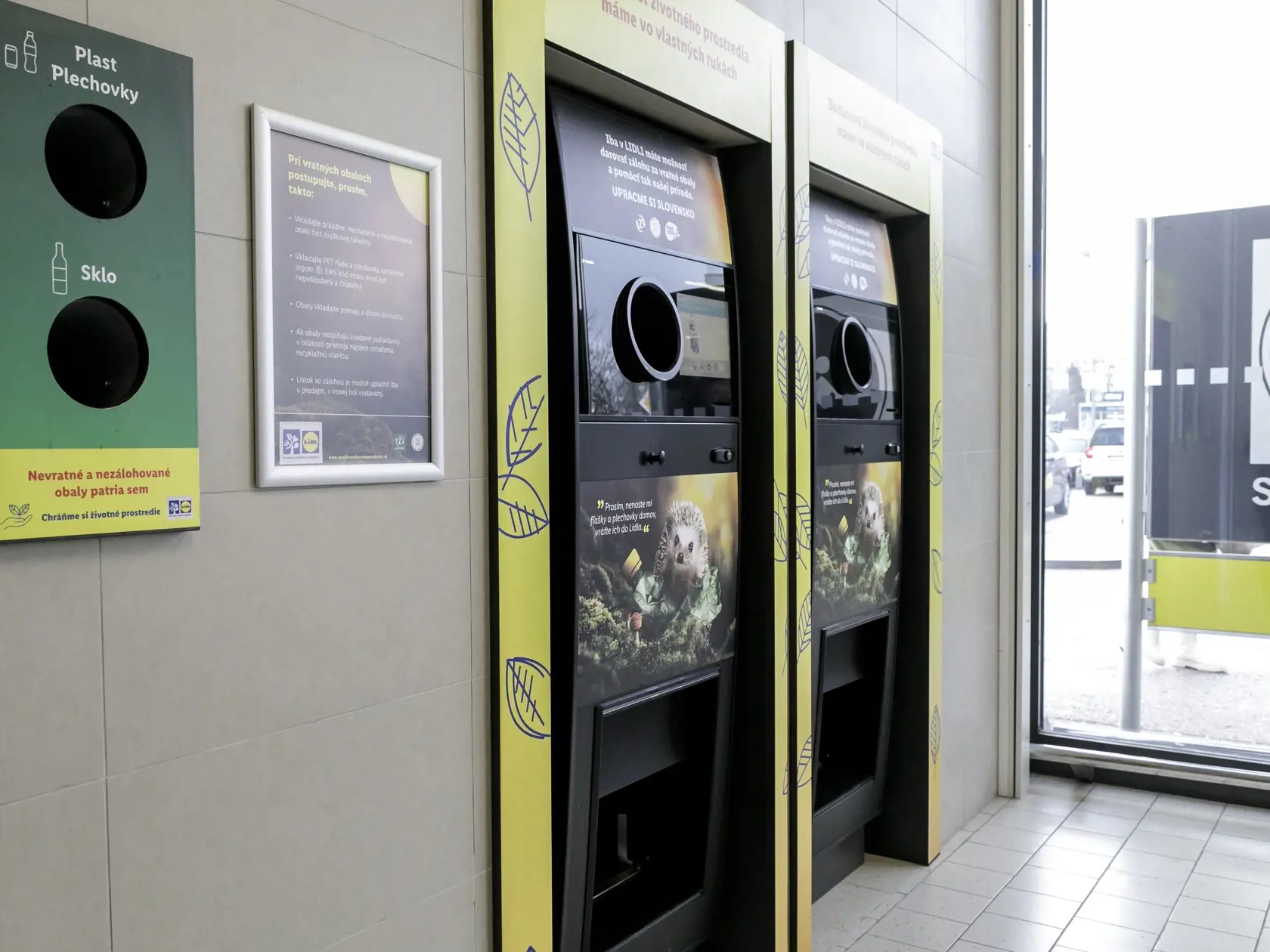 Na snímke zariadenie na výkup plastových fľiaš a plechoviek počas brífingu o zálohovaní PET fliaš a plechoviek v predajniach Lidl v Bratislave 16. decembra 2021. FOTO TASR - Dano Veselský