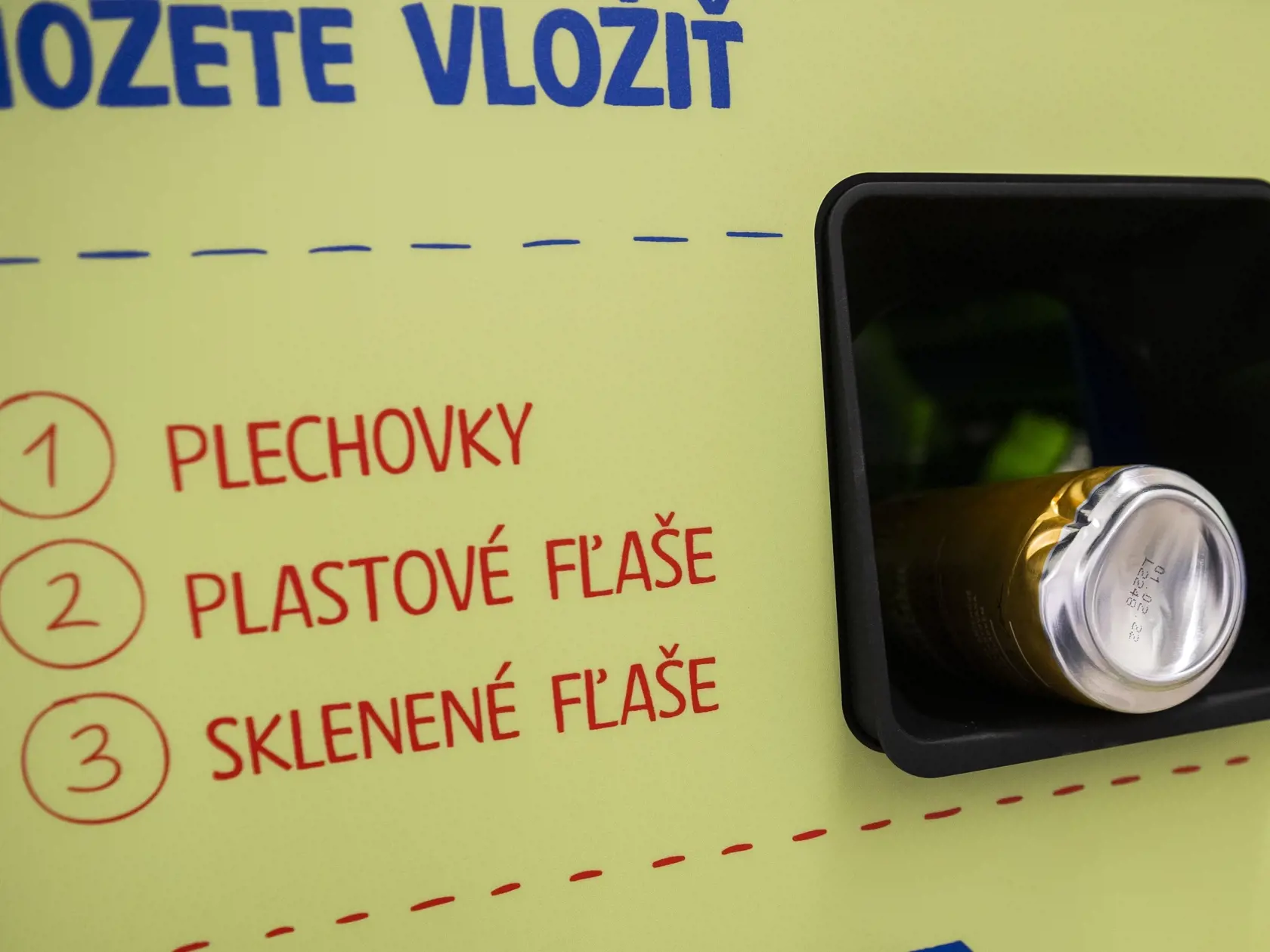 Na snímke prvý automat na zálohovanie PET fliaš a plechoviek počas tlačovej konferencie k jeho spusteniu v hypermarkete v Senci na Bratislavskej ulici 19. apríla 2021. FOTO TASR - Jaroslav Novák