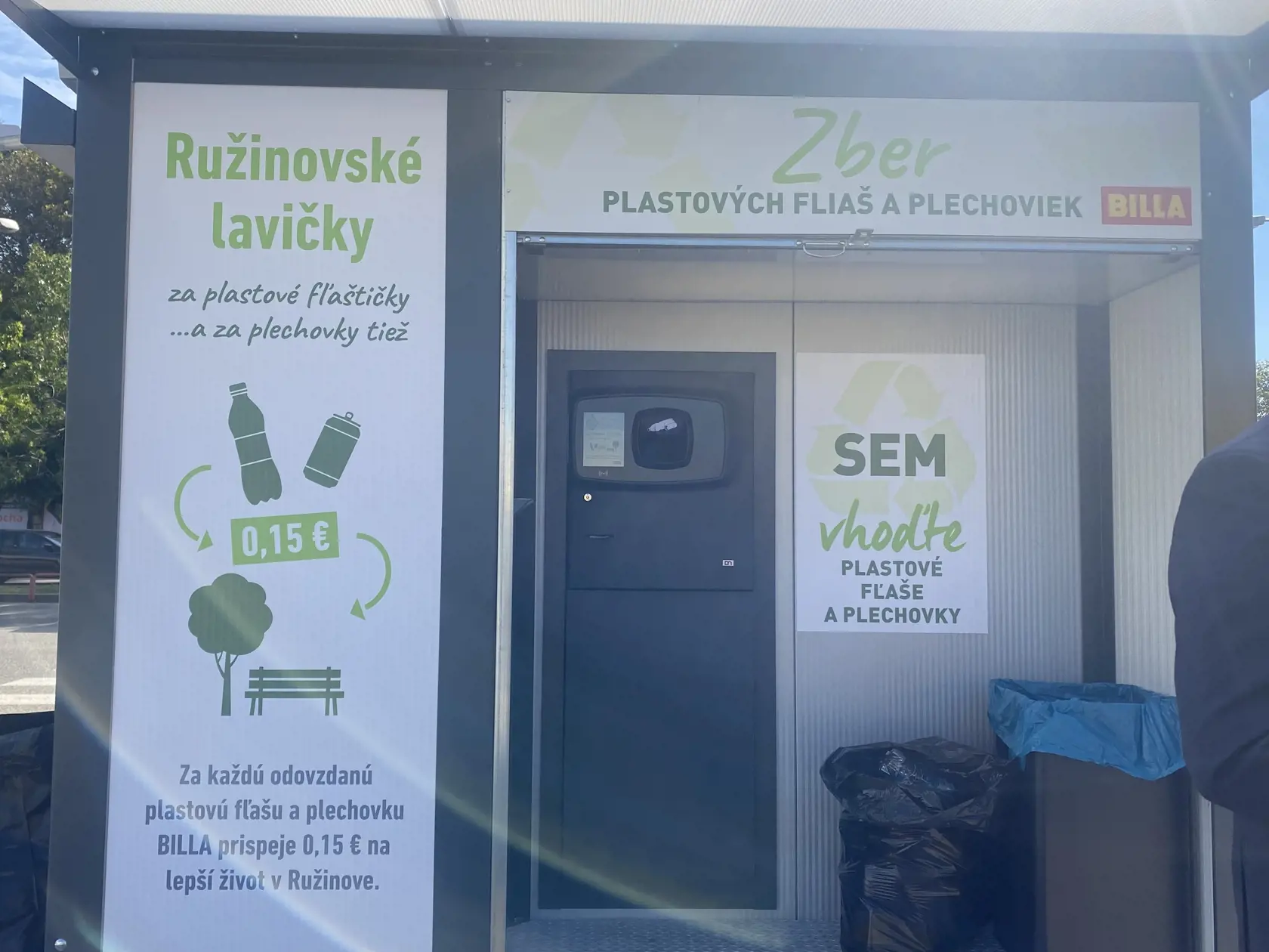 Ružinovčania si už môžu skúsiť zálohovanie "nanečisto". Za každú plastovú fľašu či plechovku prispeje reťazec 15 centov na rozvoj mestskej časti,.