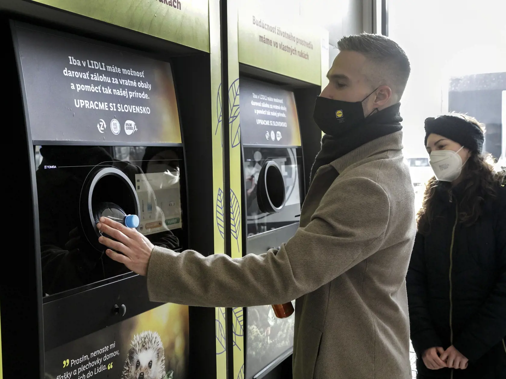 Na snímke vedúci úseku komunikácie Lidl Slovenská republika Tomáš Bezák a Veronika Repiská z o.z. Upracme Slovensko počas brífingu o zálohovaní PET fliaš a plechoviek v predajniach Lidl v Bratislave 16. decembra 2021. FOTO TASR - Dano Veselský