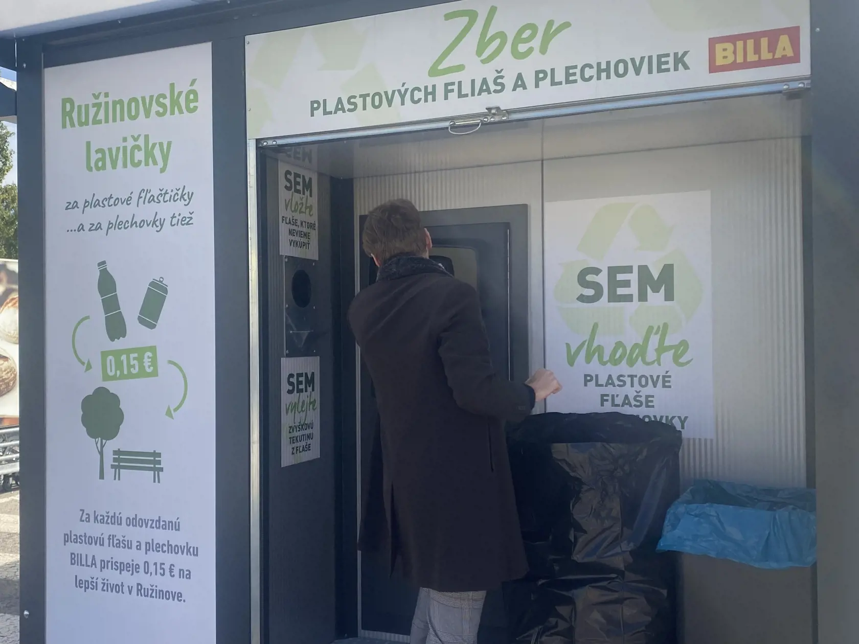 Ružinovčania si už môžu skúsiť zálohovanie "nanečisto". Za každú plastovú fľašu či plechovku prispeje reťazec 15 centov na rozvoj mestskej časti,.