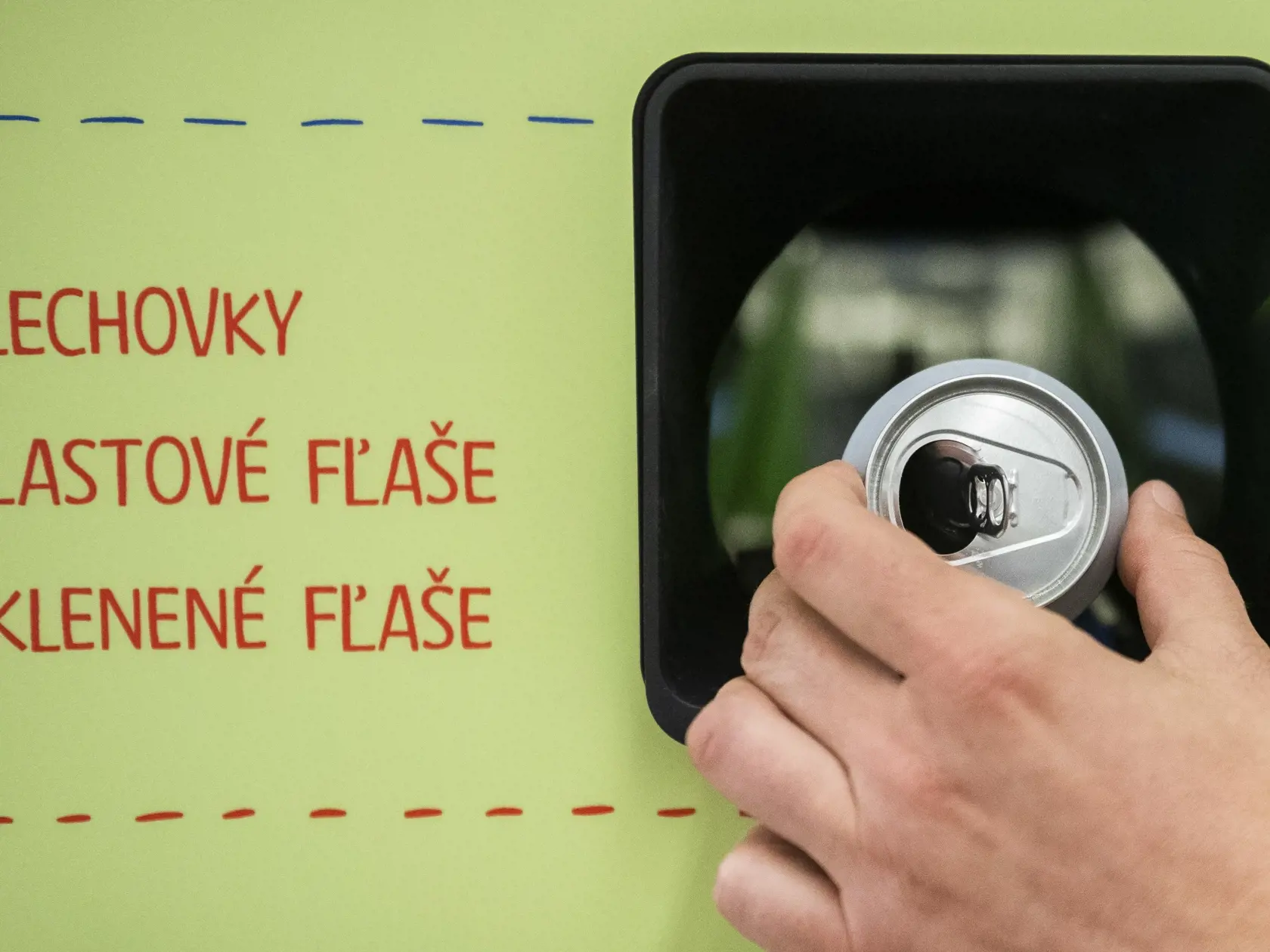 Na snímke prvý automat na zálohovanie PET fliaš a plechoviek počas tlačovej konferencie k jeho spusteniu v hypermarkete v Senci na Bratislavskej ulici 19. apríla 2021. FOTO TASR - Jaroslav Novák