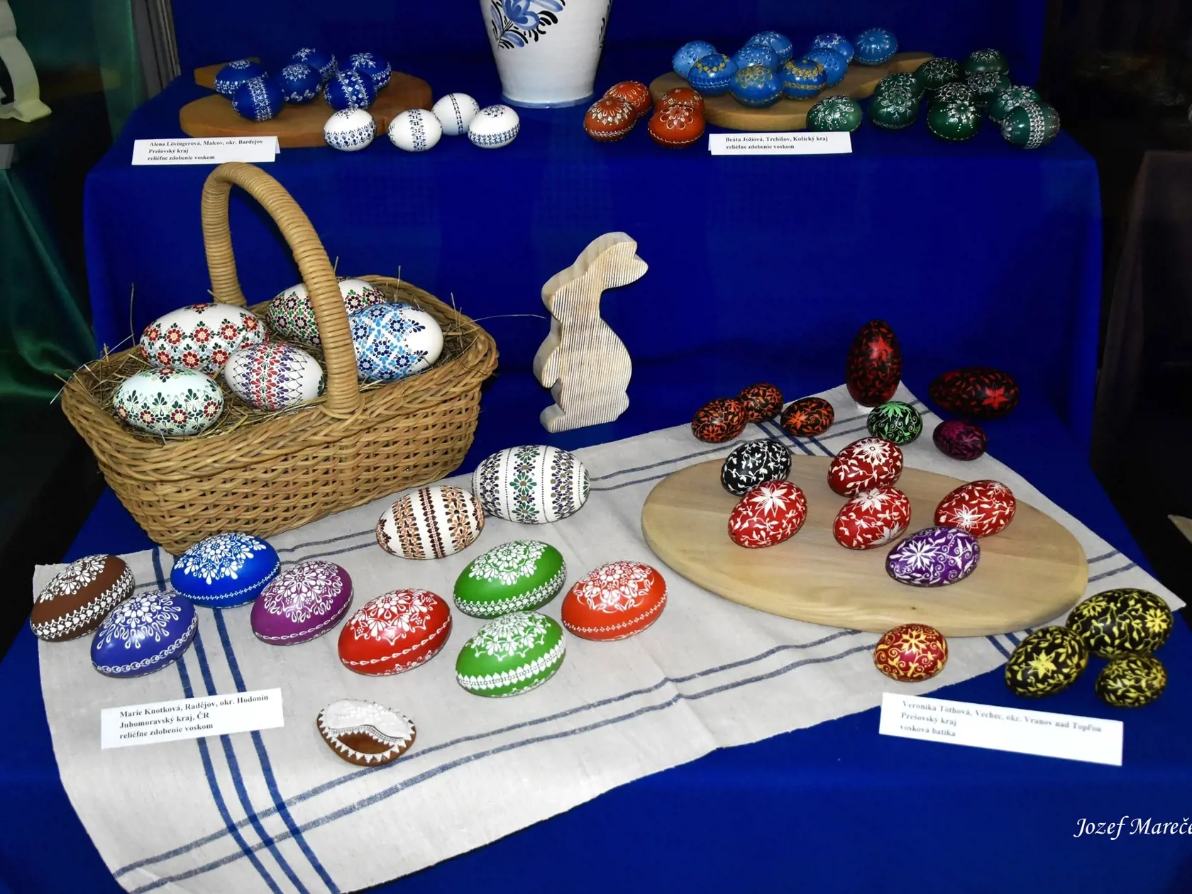 Alena, Beáta, Veronika a Marie z okresu Hodonín (vľavo dole) priniesli do súťaže batikované a voskované kraslice.