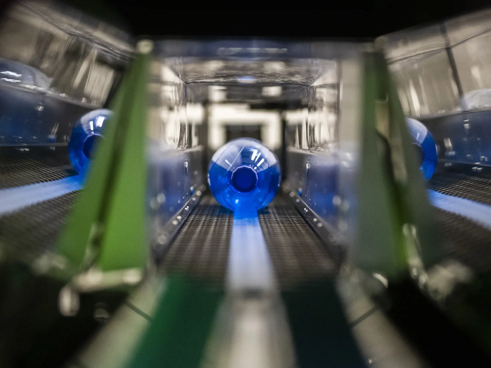 Na snímke prvý automat na zálohovanie PET fliaš a plechoviek počas tlačovej konferencie k jeho spusteniu v hypermarkete v Senci na Bratislavskej ulici 19. apríla 2021. FOTO TASR - Jaroslav Novák