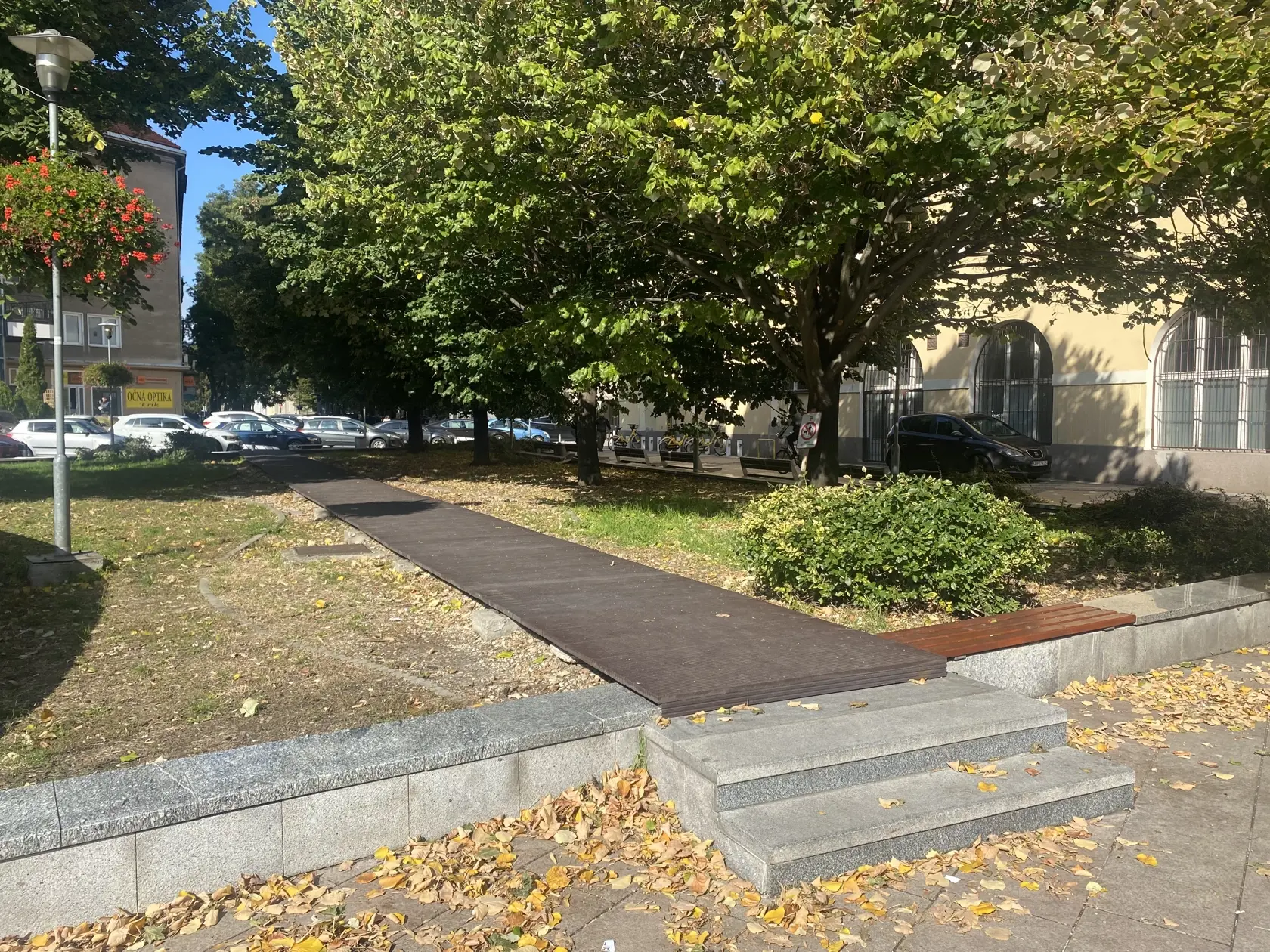 Z recykovaného plastu sa dá vyrobiť všeličo. Na Dulovom námestí vznikla z plastového odpadu takáto lávka.