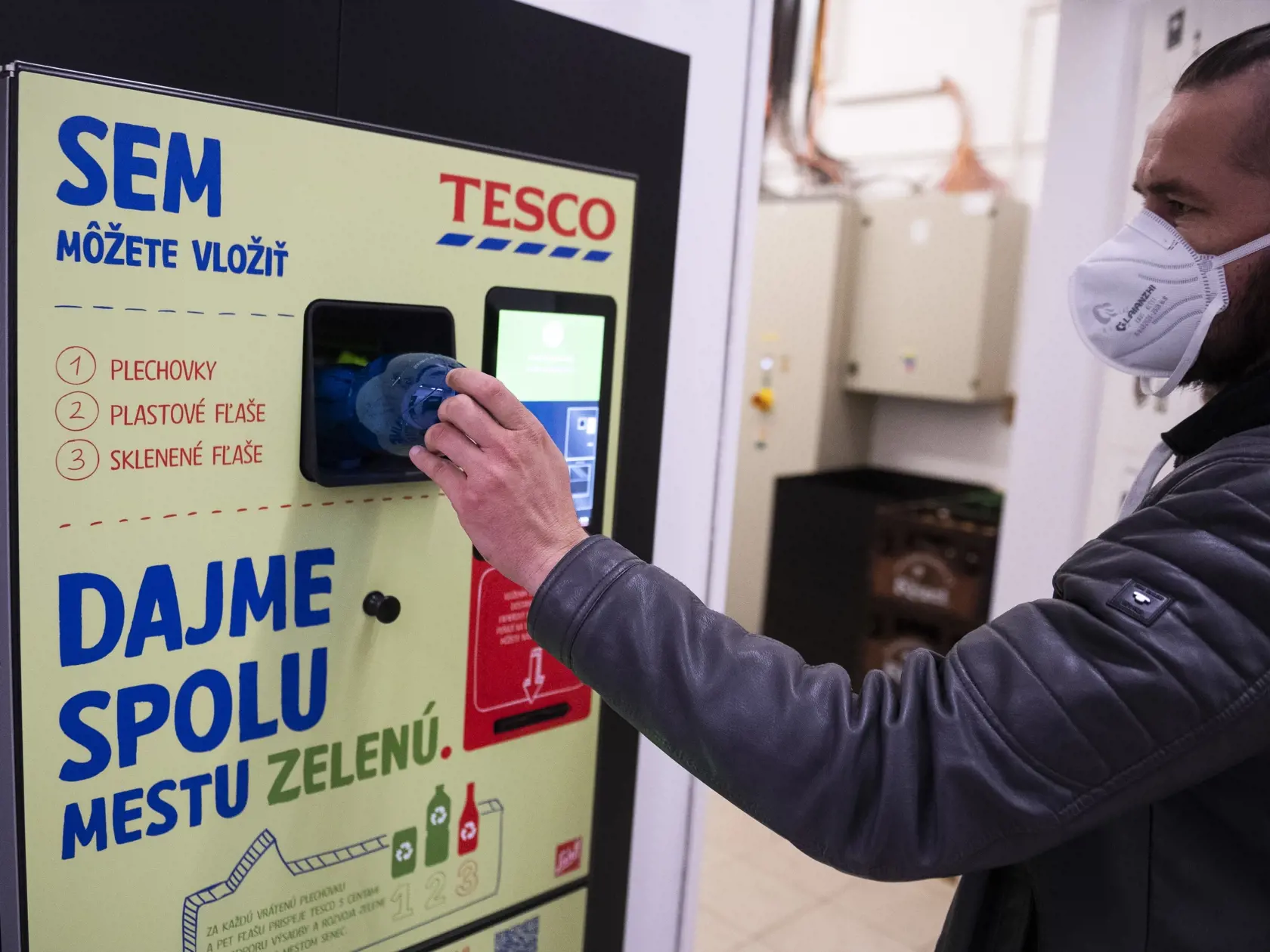 Na snímke prvý automat na zálohovanie PET fliaš a plechoviek počas tlačovej konferencie k jeho spusteniu v hypermarkete v Senci na Bratislavskej ulici 19. apríla 2021. FOTO TASR - Jaroslav Novák